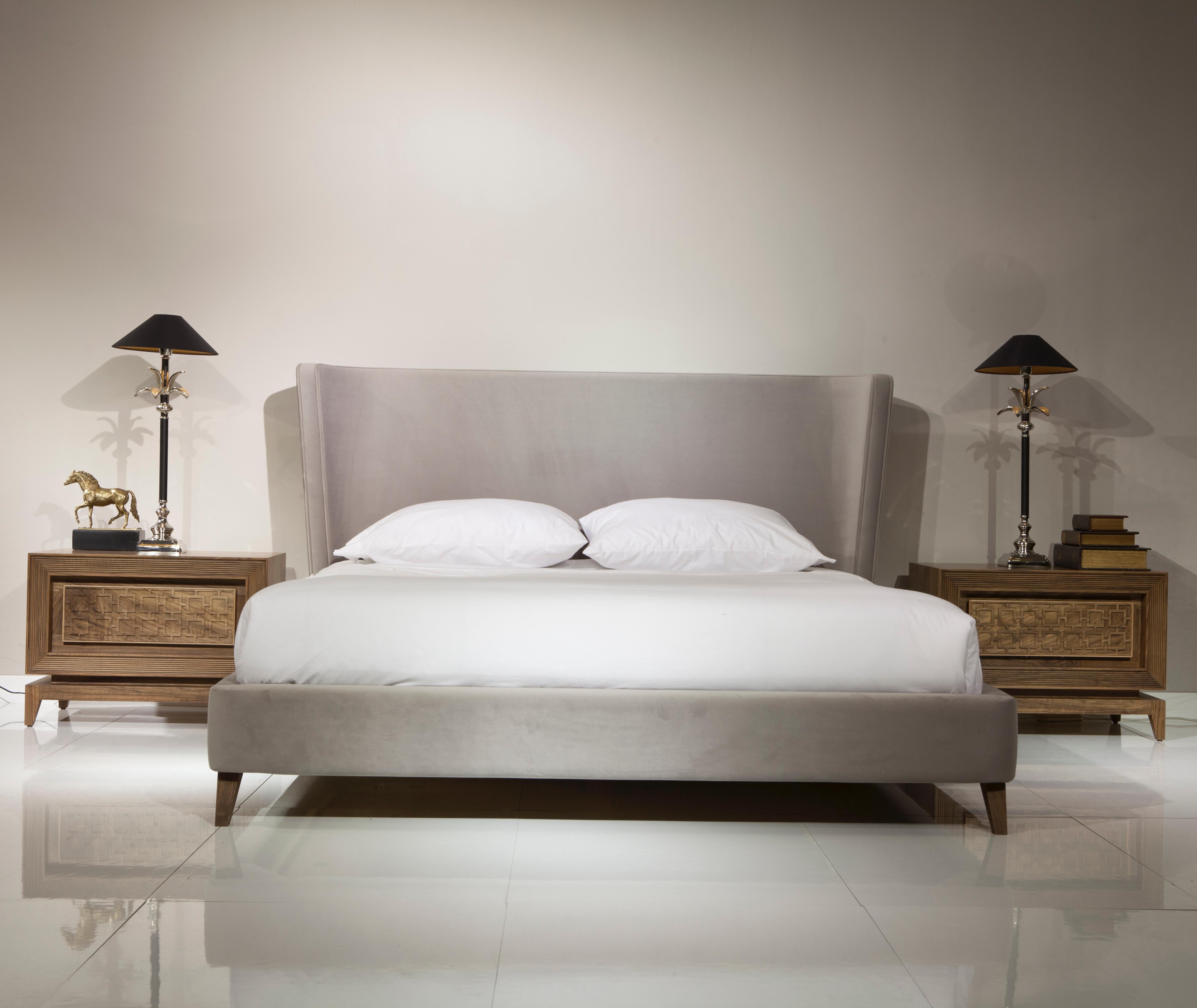 Harem-Bett, Massivholz Walnussholz mit gepolstertem Kopfteil mit umgedrehten, weichen Kanten (Moderne) im Angebot