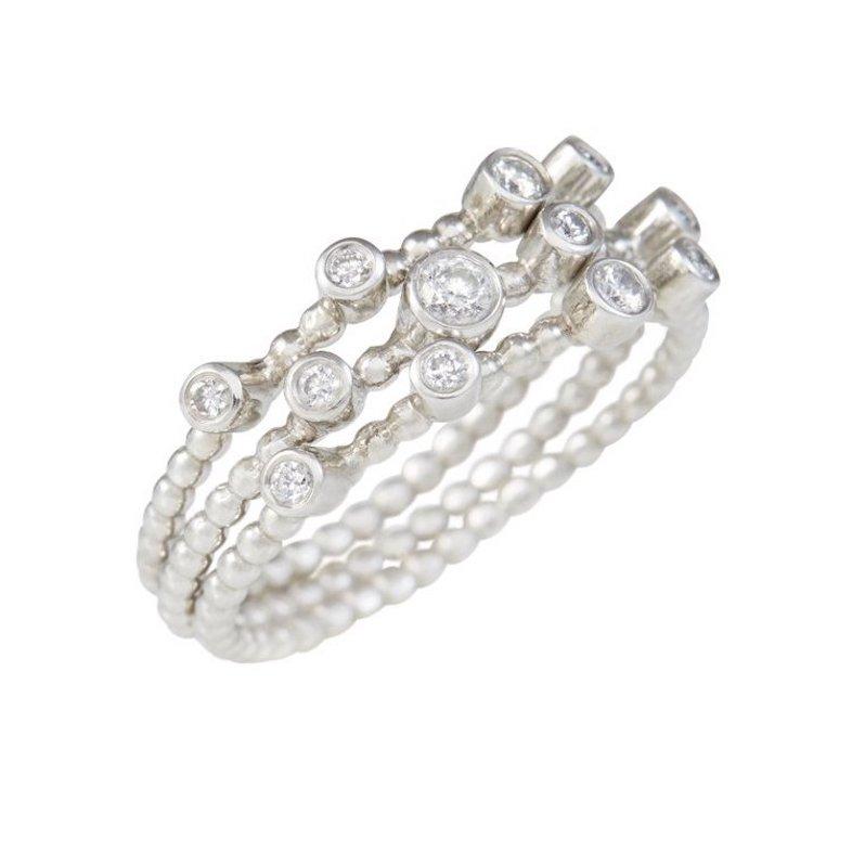 Stapelbare Ringe aus 18 Karat Weißgold mit Diamanten im Brillantschliff, inspiriert von den Puzzle-Ringen der 1970er Jahre - Sie können so viele Ringe in jeder Farbe stapeln, wie Sie möchten. Der Preis gilt für 1 einzelnen Ring. 