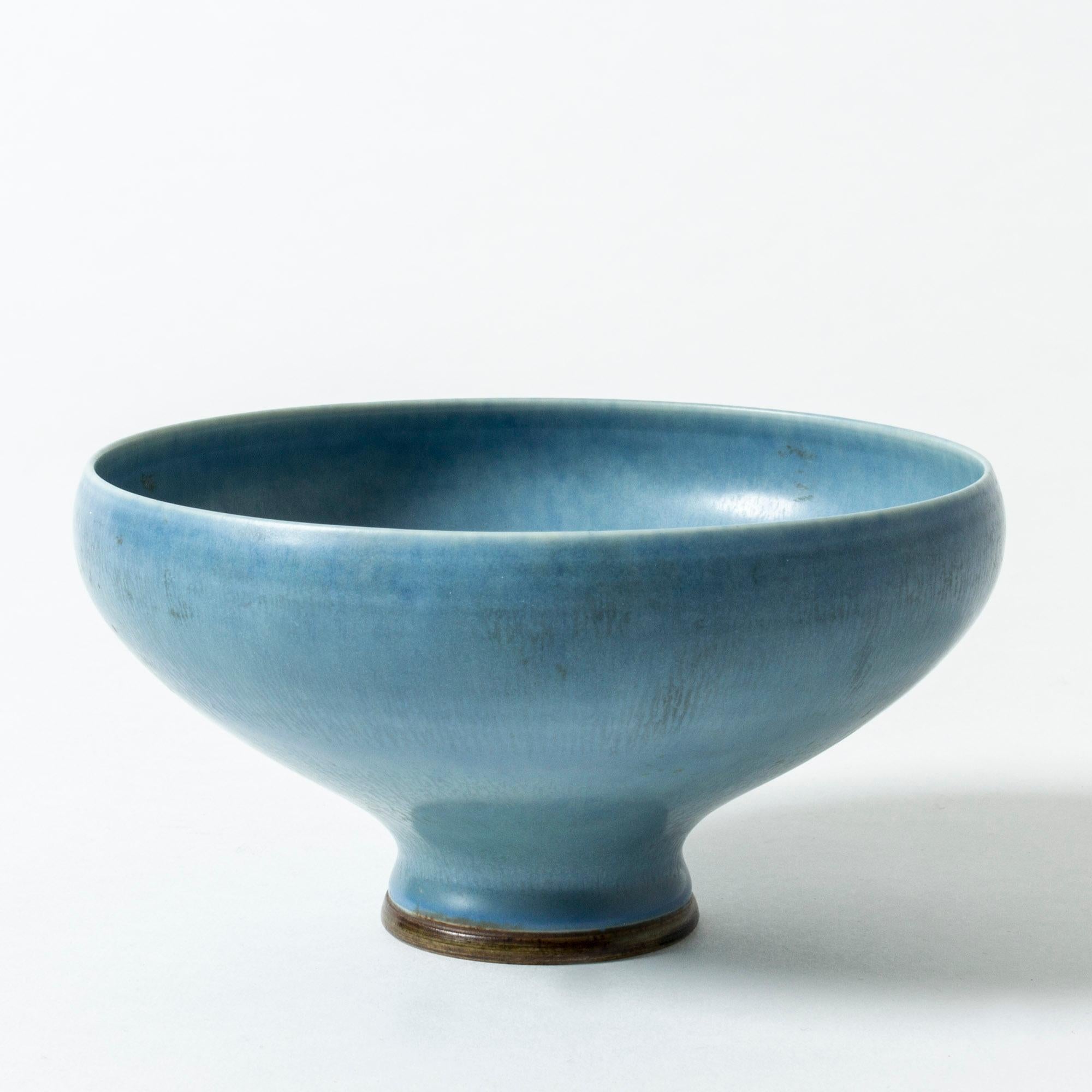 Elegant stoneware bowl by Berndt Friberg, with beautiful sky blue hare’s fur glaze.