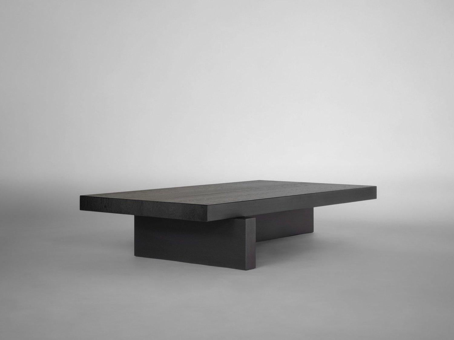 Tavolino quadrato Hari 146 in rovere europeo annerito di Mokko Amsterdam
Dimensioni: P 86 x L 146 x H 30 cm. 
Materiali: Oak Oak.

Disponibile in diverse opzioni di materiali e dimensioni. Disegnato da Aad Bos e realizzato nei Paesi Bassi.
