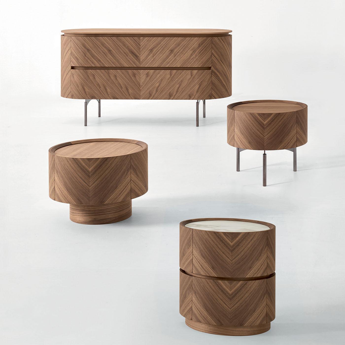 Questo comodino in noce, testimonianza di un design senza soluzione di continuità, presenta una morbida impiallacciatura a spina di pesce e una robusta finitura a olio che ne enfatizza le venature naturali. Il cassetto singolo offre un ampio spazio