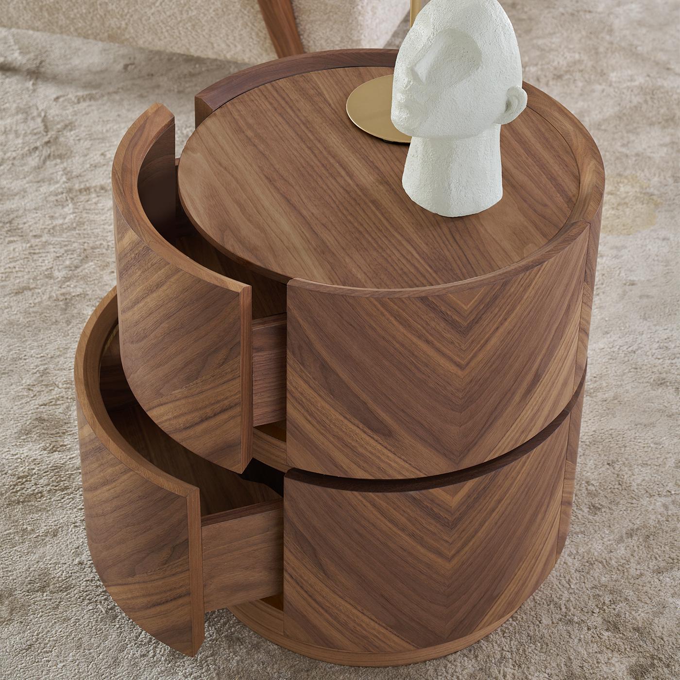 Legno Comodino Haribo in noce canaletto con due cassetti di Modesign in vendita