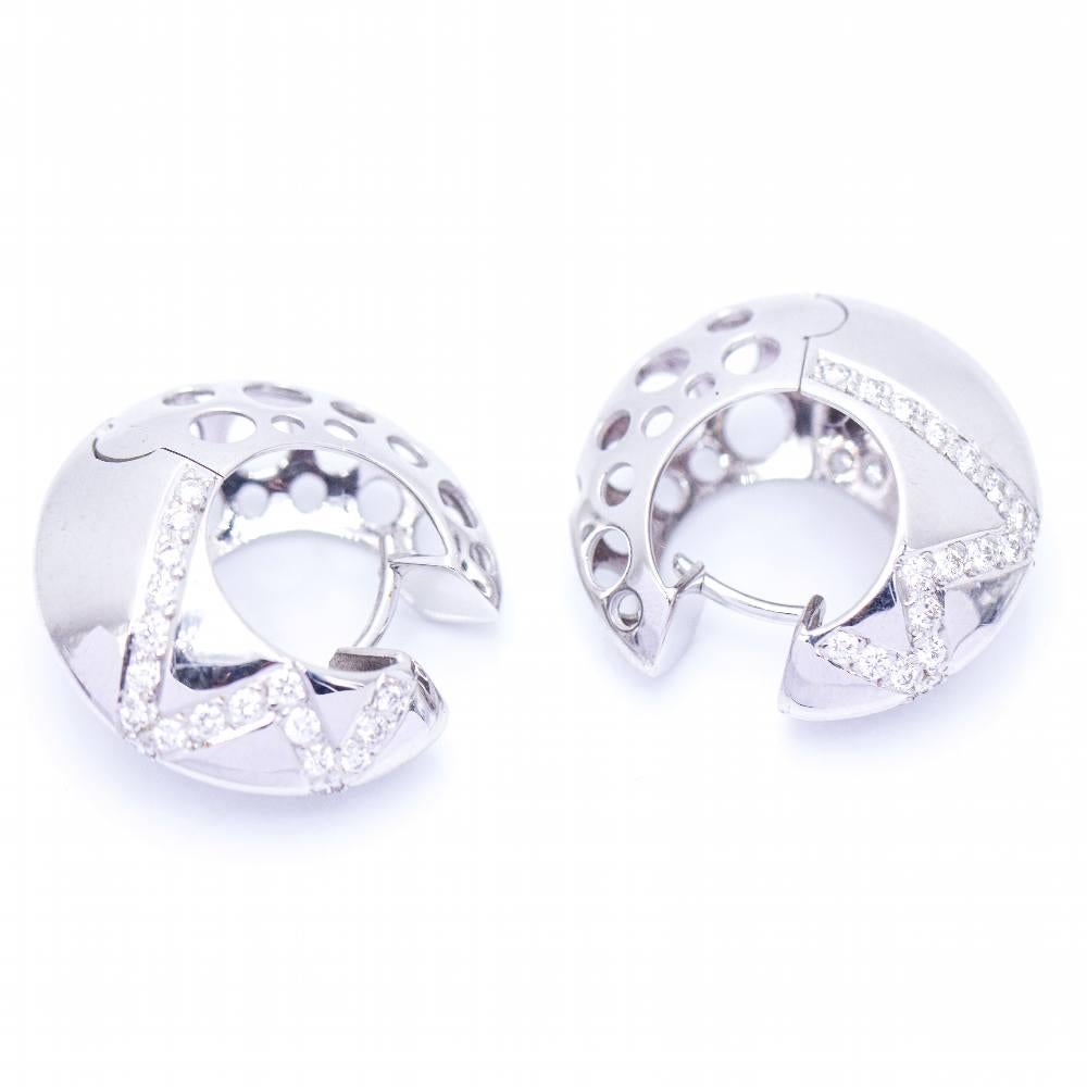 Earrings in White Gold with Diamonds  Diamonds in Brilliant cut and pavé setting with a total weight of 0,93cts. in G/VS quality  18kt White Gold  Clip Clasp  11,70 grams.  Max. width 1,0cm  Brand new product I Ref: N102940EJ