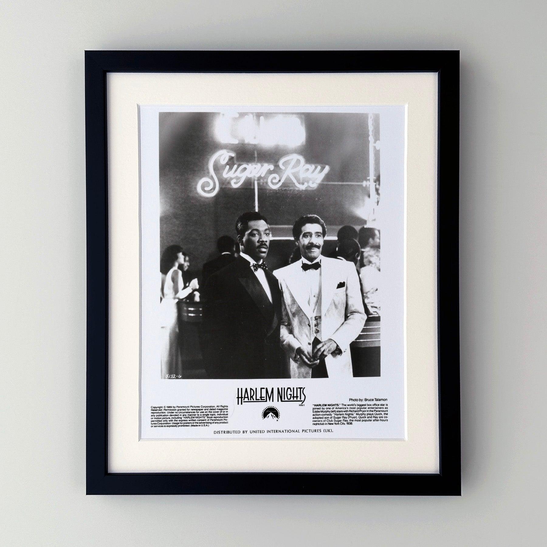 Original 8x10 Zoll Publicity Film Still für Harlem Nights (1989) mit Eddie Murphy und Richard Pryor in den Hauptrollen.

Werbefotos (Film/Produktion) wurden erstellt, um die Studios bei der Werbung für ihre neuen Filme zu unterstützen. Die
