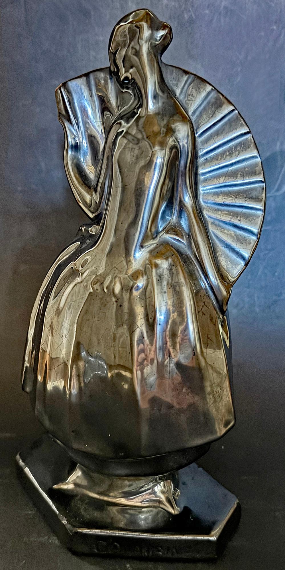 Rari e superbi esempi di scultura High Style Deco, questa coppia di figure in terracotta raffigura Arlecchino (Arlequin in francese) e Colombina (Colombine), ciascuno immerso in uno smalto nero lucido che raccoglie e riflette la luce.  Una leggenda