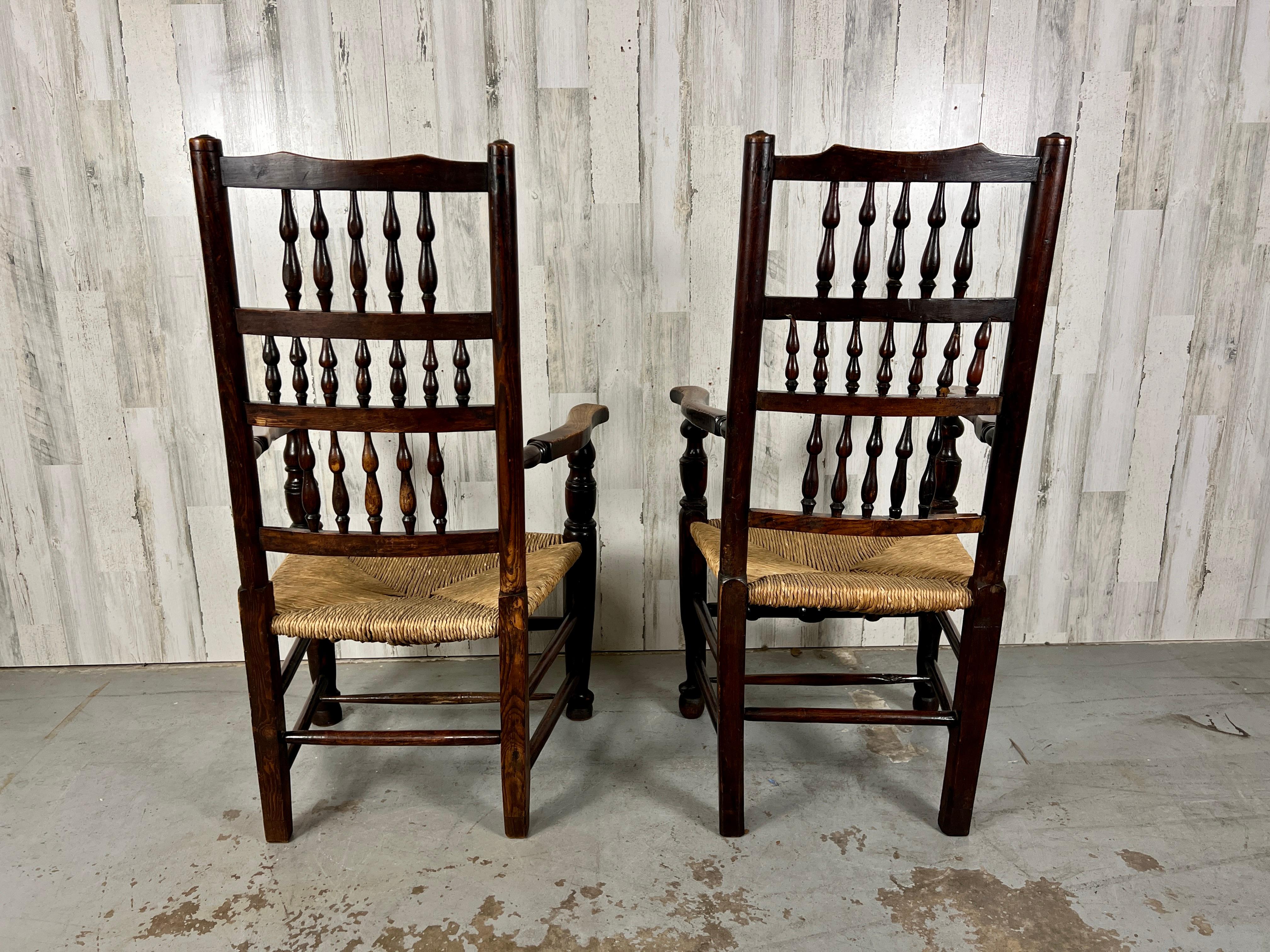 Harlekin-Sessel mit antiker Spindelrückenlehne – ein Paar im Angebot 9