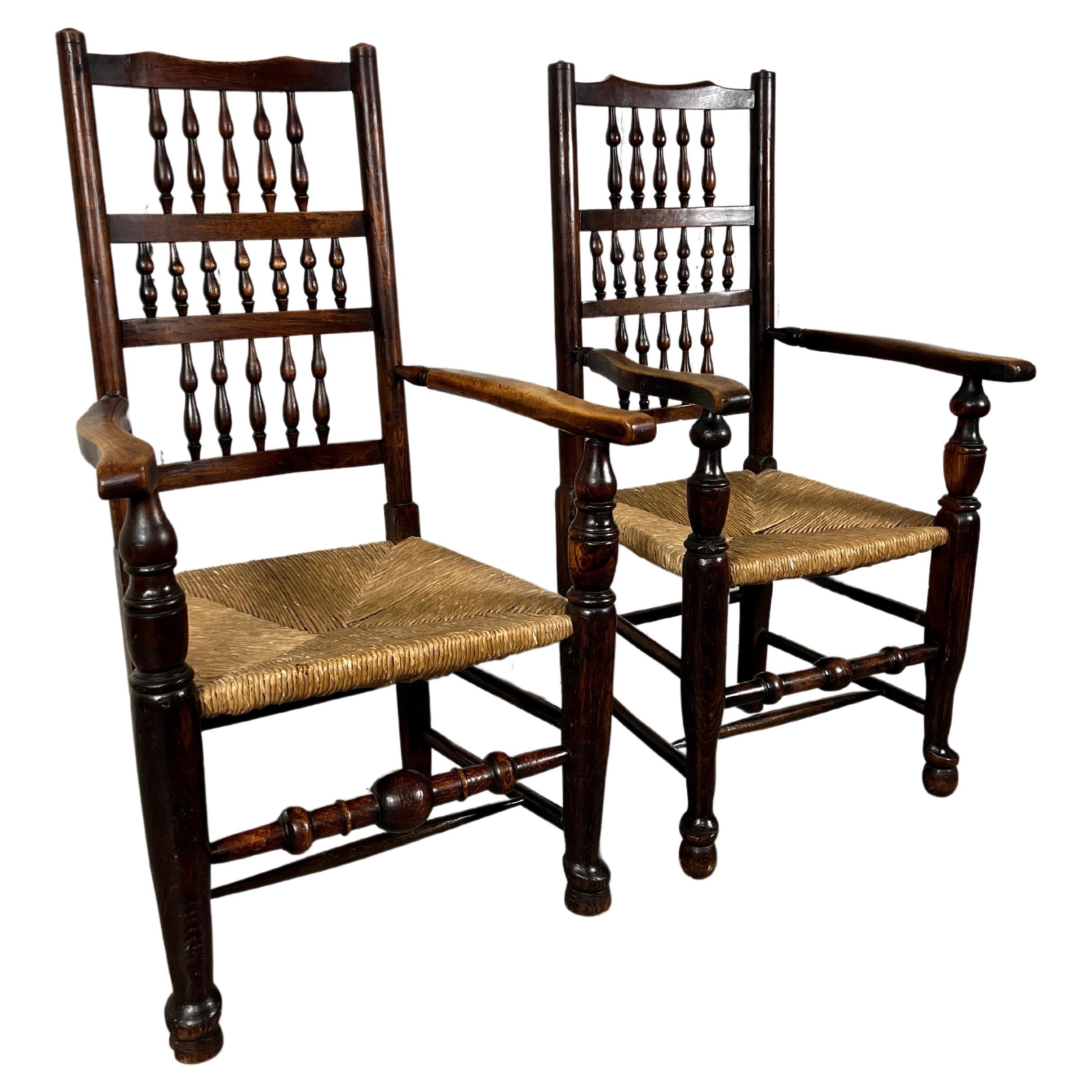 Harlekin-Sessel mit antiker Spindelrückenlehne – ein Paar 