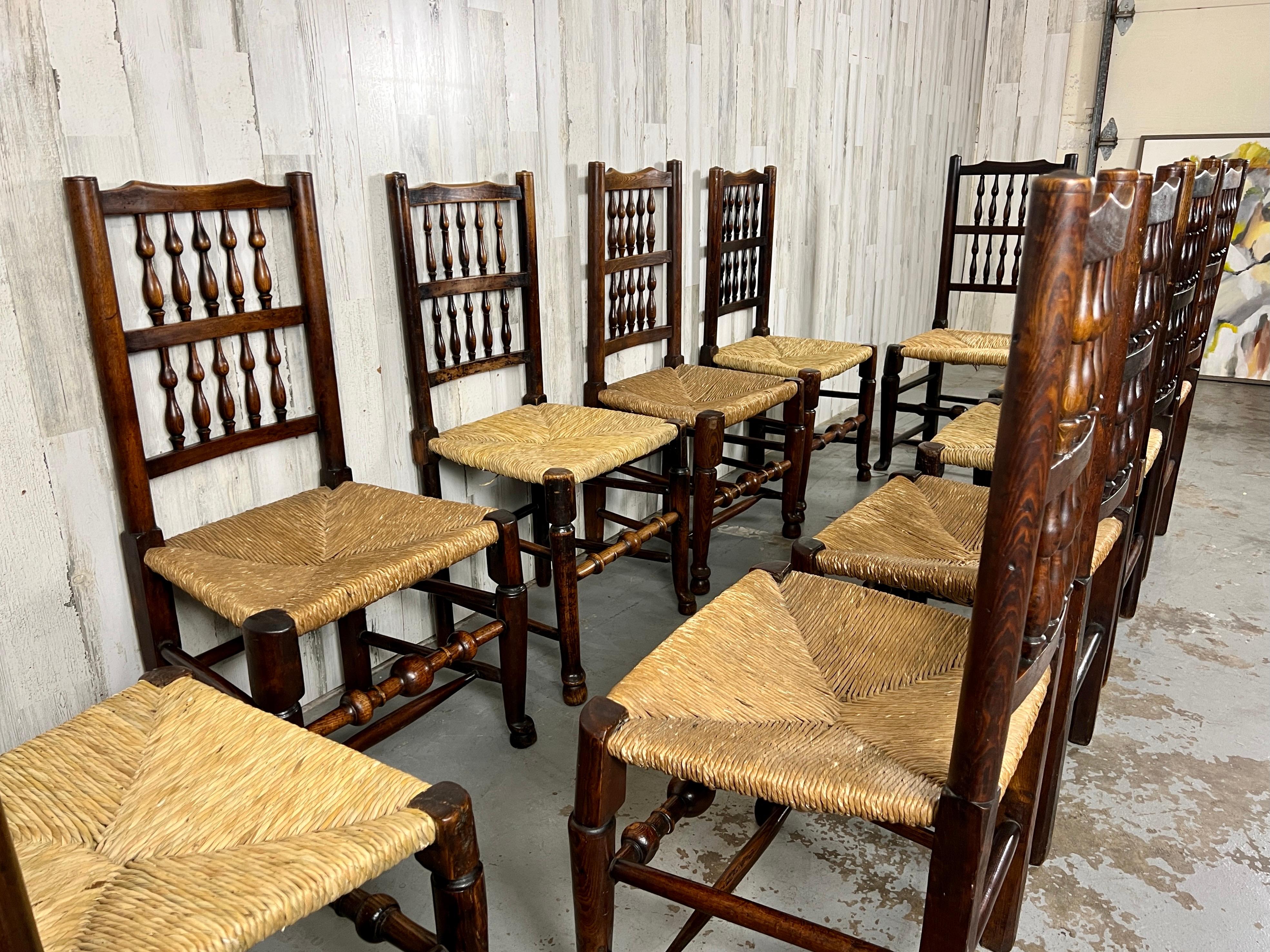 Harlekin-Esszimmerstühle mit antiker Spindelrückenlehne – 10er-Set  (Land) im Angebot