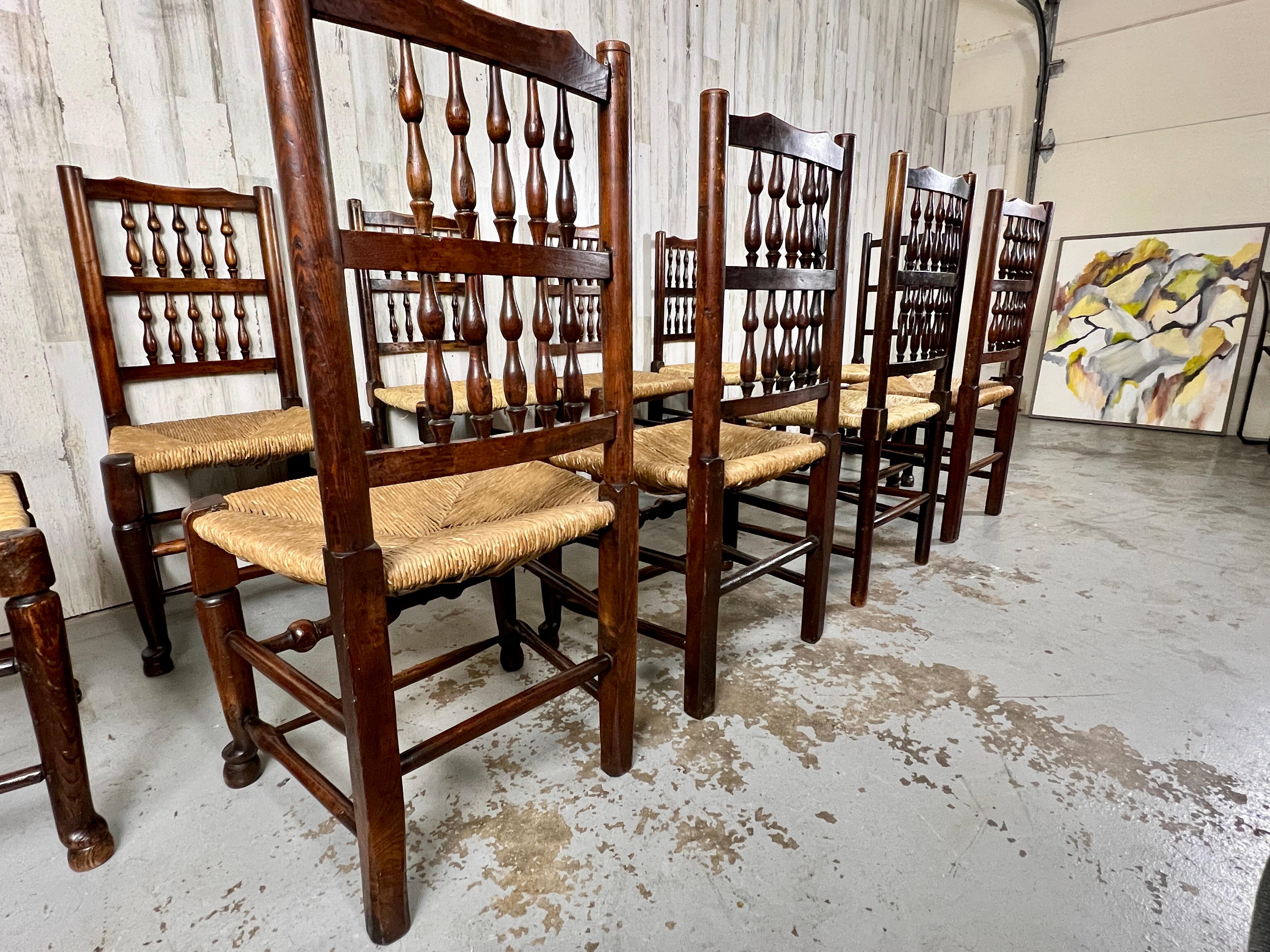 Harlekin-Esszimmerstühle mit antiker Spindelrückenlehne – 10er-Set  im Zustand „Gut“ im Angebot in Denton, TX