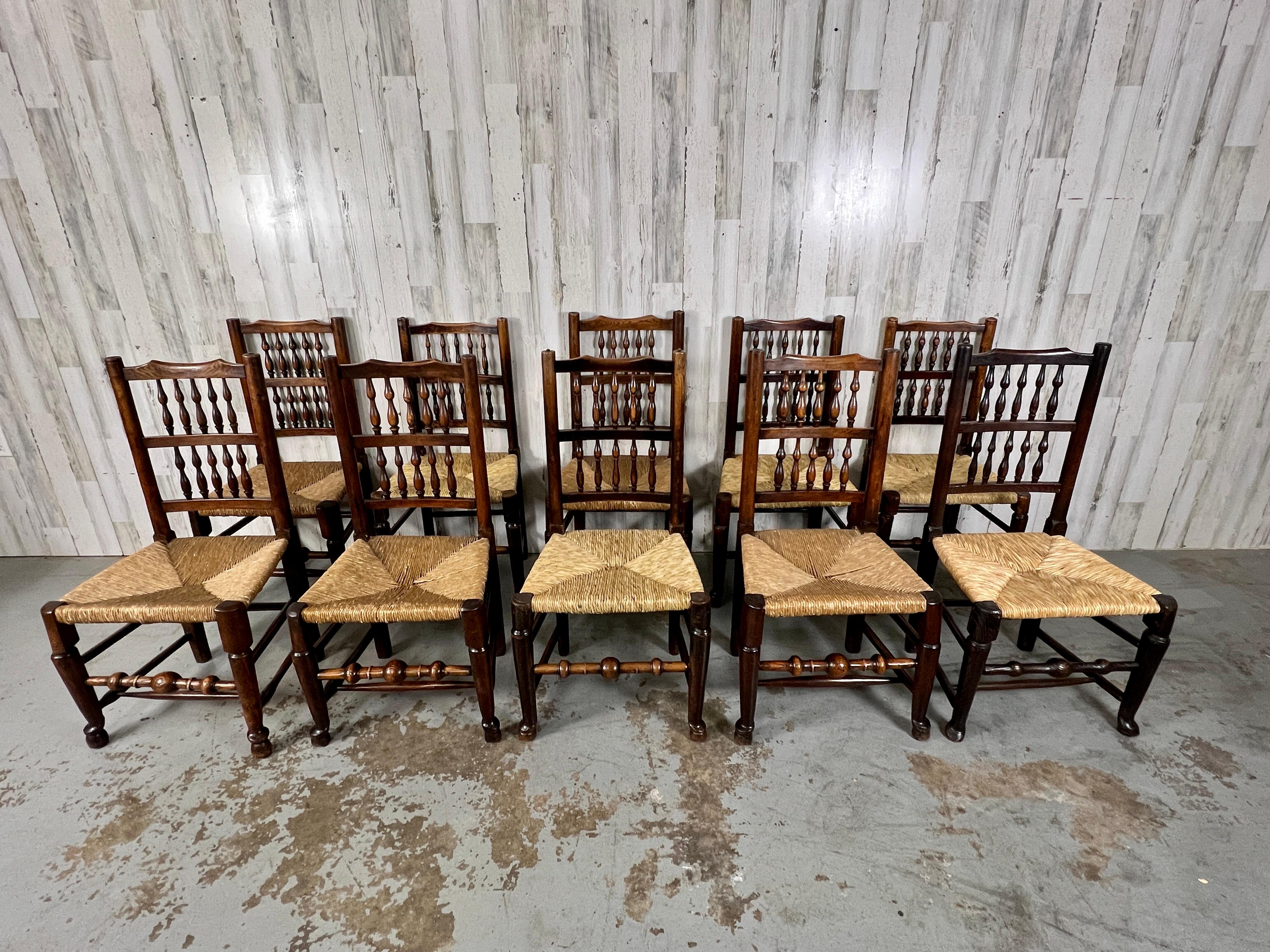 Harlekin-Esszimmerstühle mit antiker Spindelrückenlehne – 10er-Set  (19. Jahrhundert) im Angebot