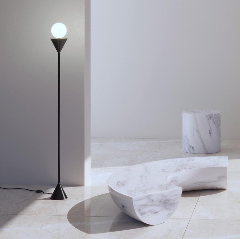 Lámpara de pie Arlequín de Atelier Areti
Dimensiones: D 16 x A 155 cm.
Materiales: Metal con recubrimiento de polvo; cristal blanco.

Disponible en negro, blanco o color. Póngase en contacto con nosotros.

Todas nuestras lámparas pueden cablearse