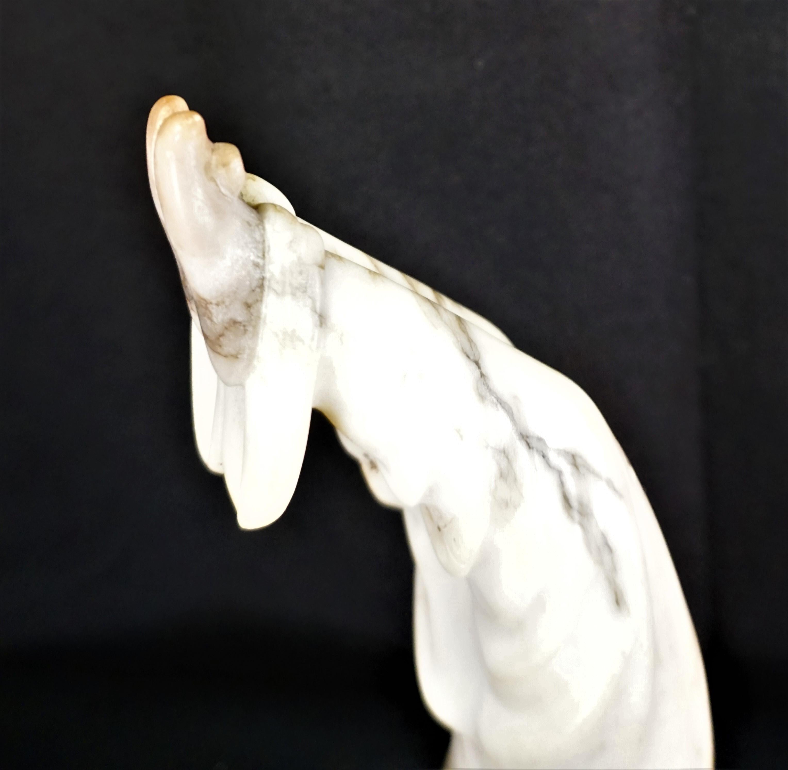 Art déco Sculpture en marbre Art Déco sculptée à la main Harlequin en vente