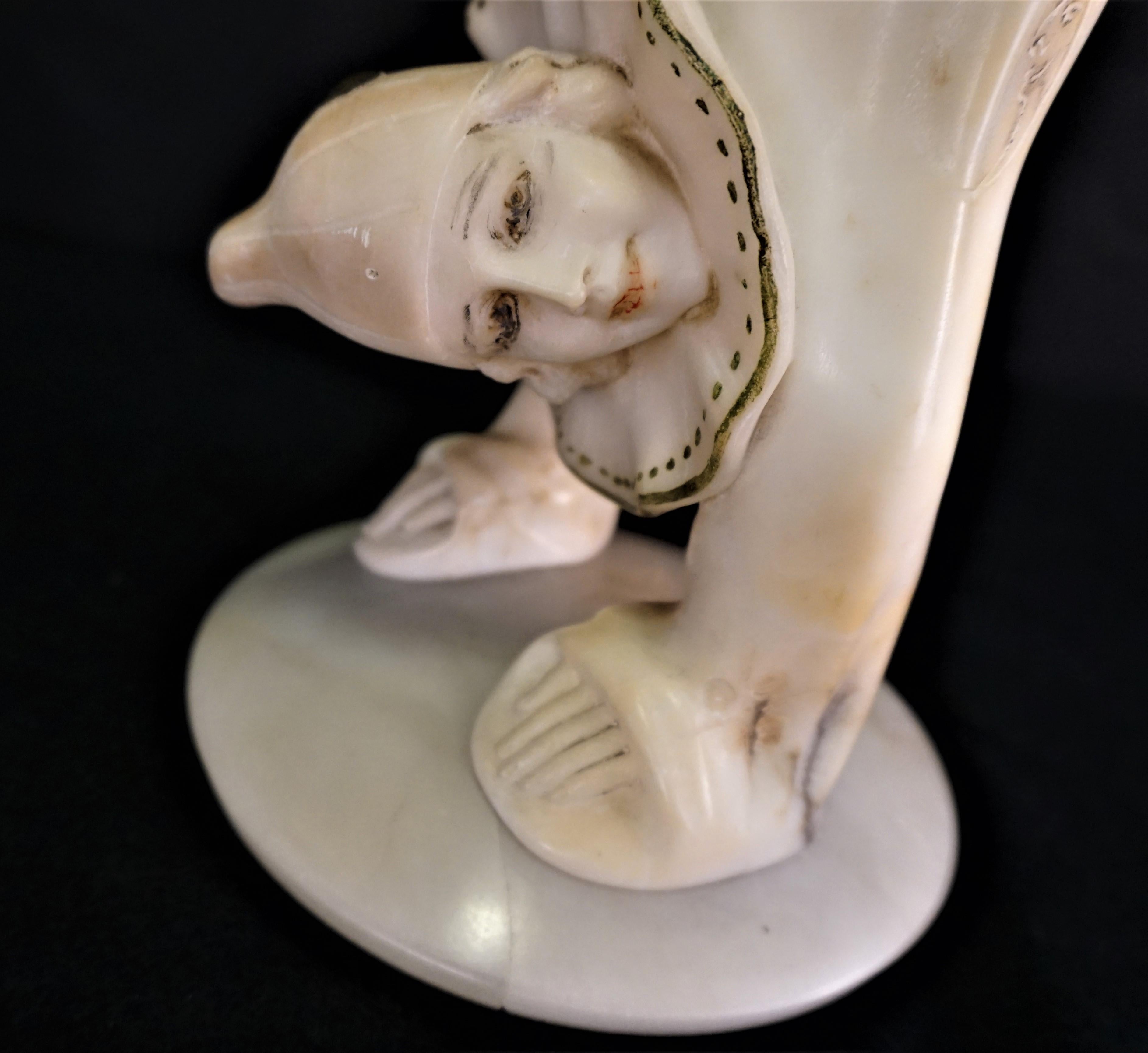 Sculpture en marbre Art Déco sculptée à la main Harlequin en vente 2