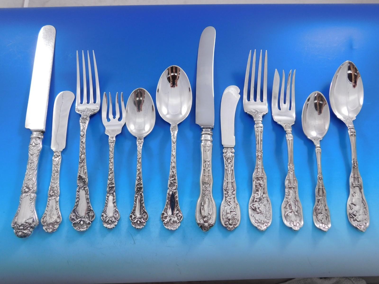 Dieses gemischte Harlequin-Besteck aus Sterlingsilber ist eine raffinierte und elegante Wahl für jeden Esstisch. Dieses Set besteht aus 6-teiligen Gedecken in Dinner-Größe mit einigen unserer beliebtesten floralen, Rokoko-, durchbrochenen Griff- und