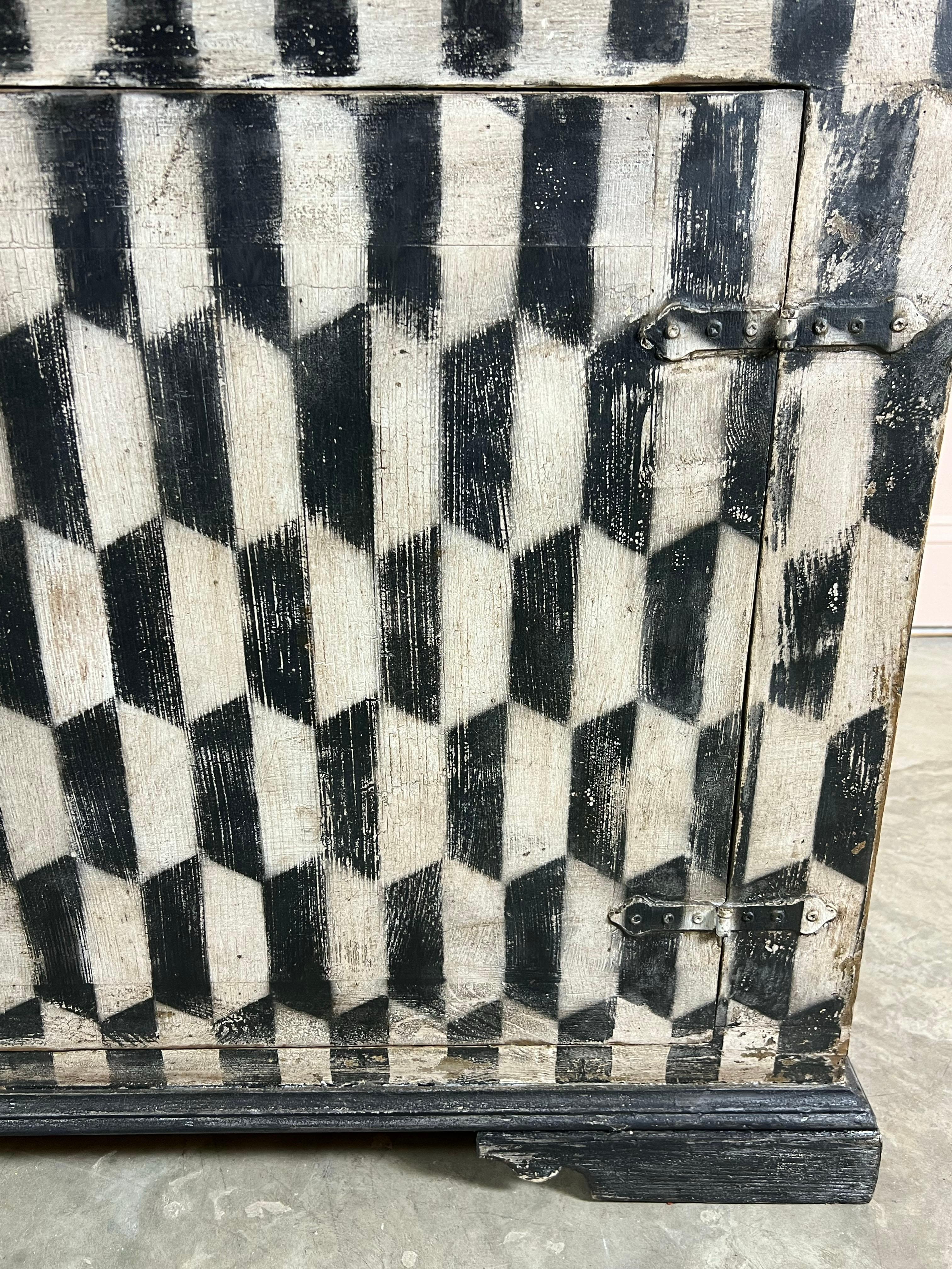 Harlekin bemaltes schwarz-weißes Sideboard (Kiefernholz) im Angebot