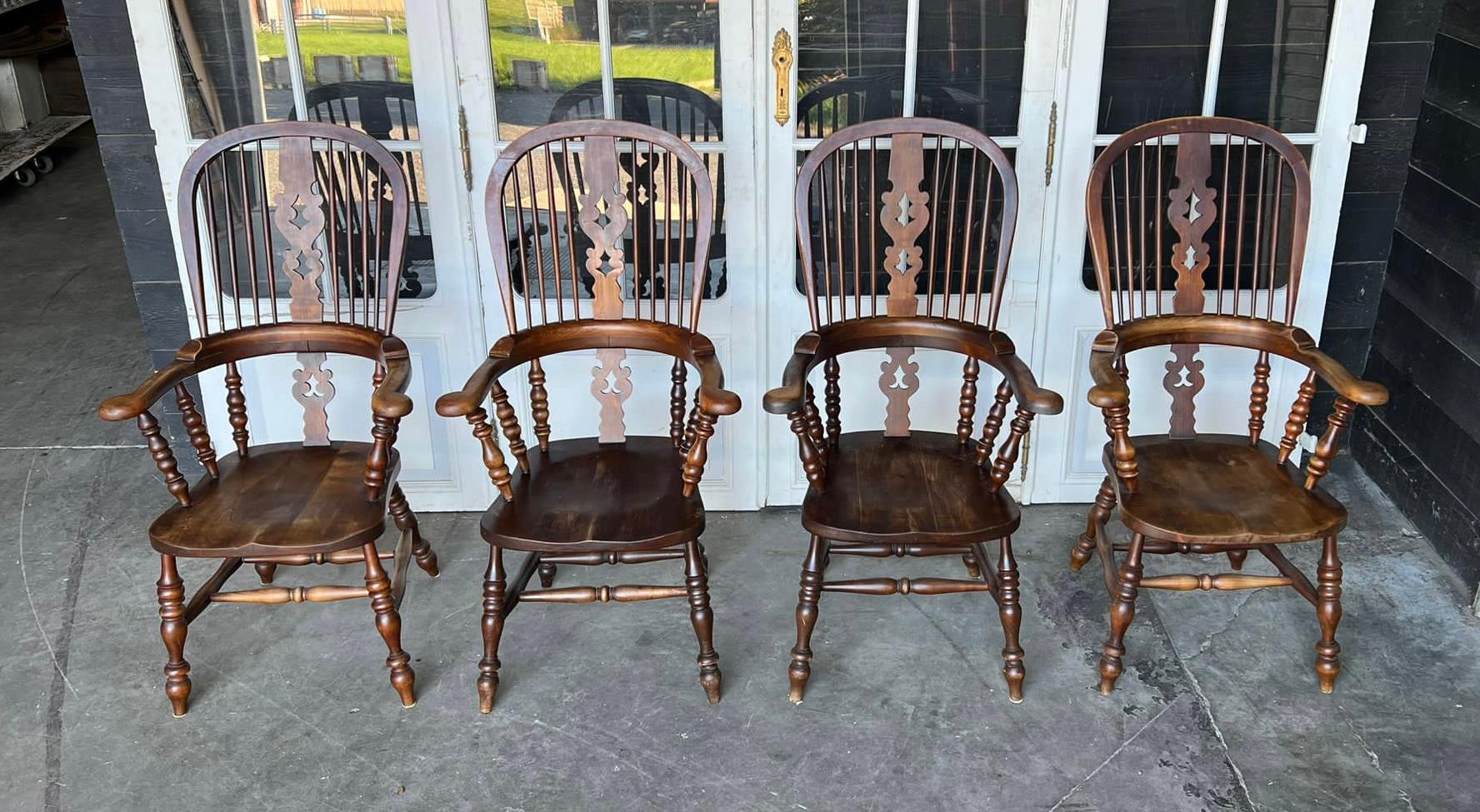 Ein reizvolles Harlekin-Set mit 4 breiten Sesseln aus dem frühen 19. Jahrhundert. Diese Stühle werden aus verschiedenen Hölzern hergestellt, darunter Esche und Ulme. Sie sind stark und robust und in ausgezeichnetem Originalzustand. Diese Stühle sind