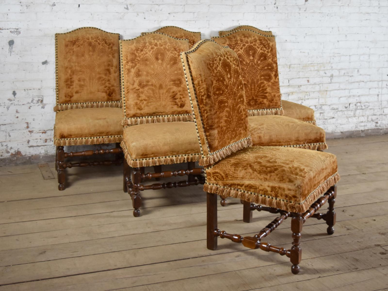 Harlequin Ensemble de 12 chaises d'appoint en noyer de style Louis XIII du XVIIe siècle Bon état - En vente à Troy, NY