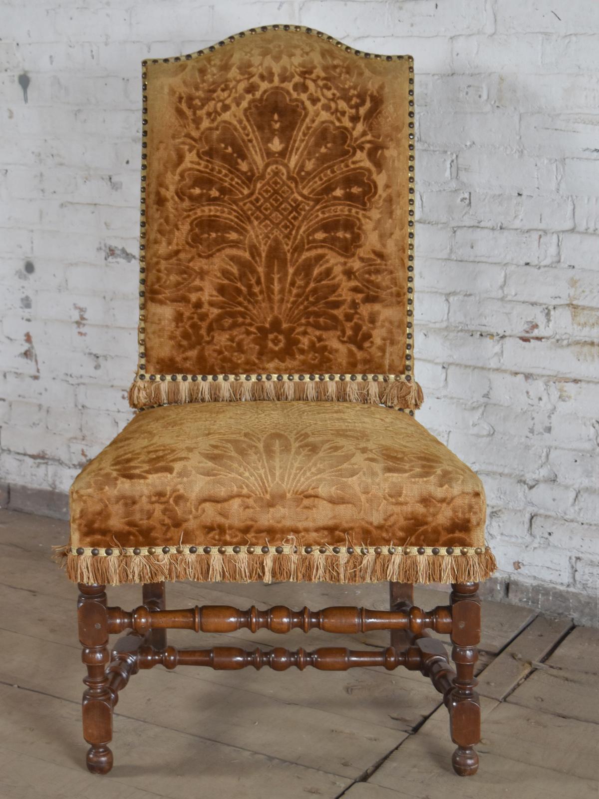 Noyer Harlequin Ensemble de 12 chaises d'appoint en noyer de style Louis XIII du XVIIe siècle en vente