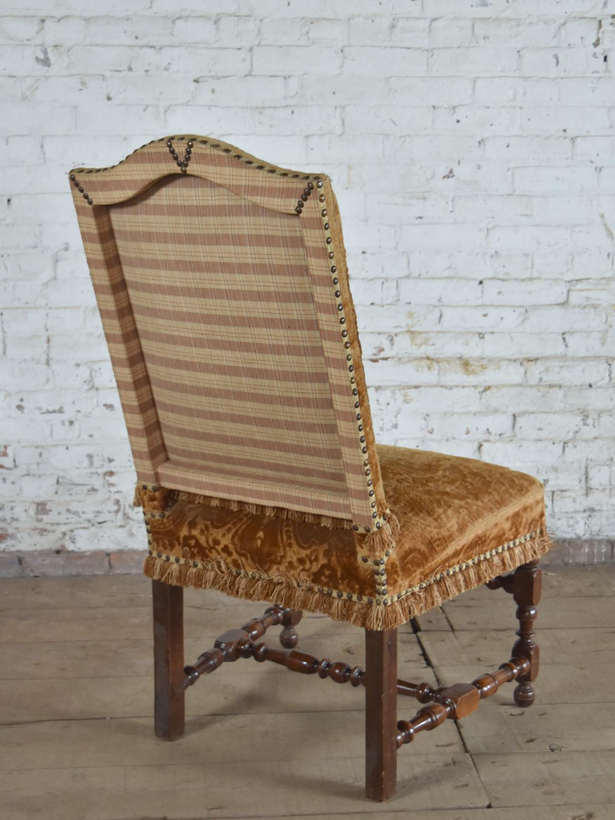 Harlequin Ensemble de 12 chaises d'appoint en noyer de style Louis XIII du XVIIe siècle en vente 2