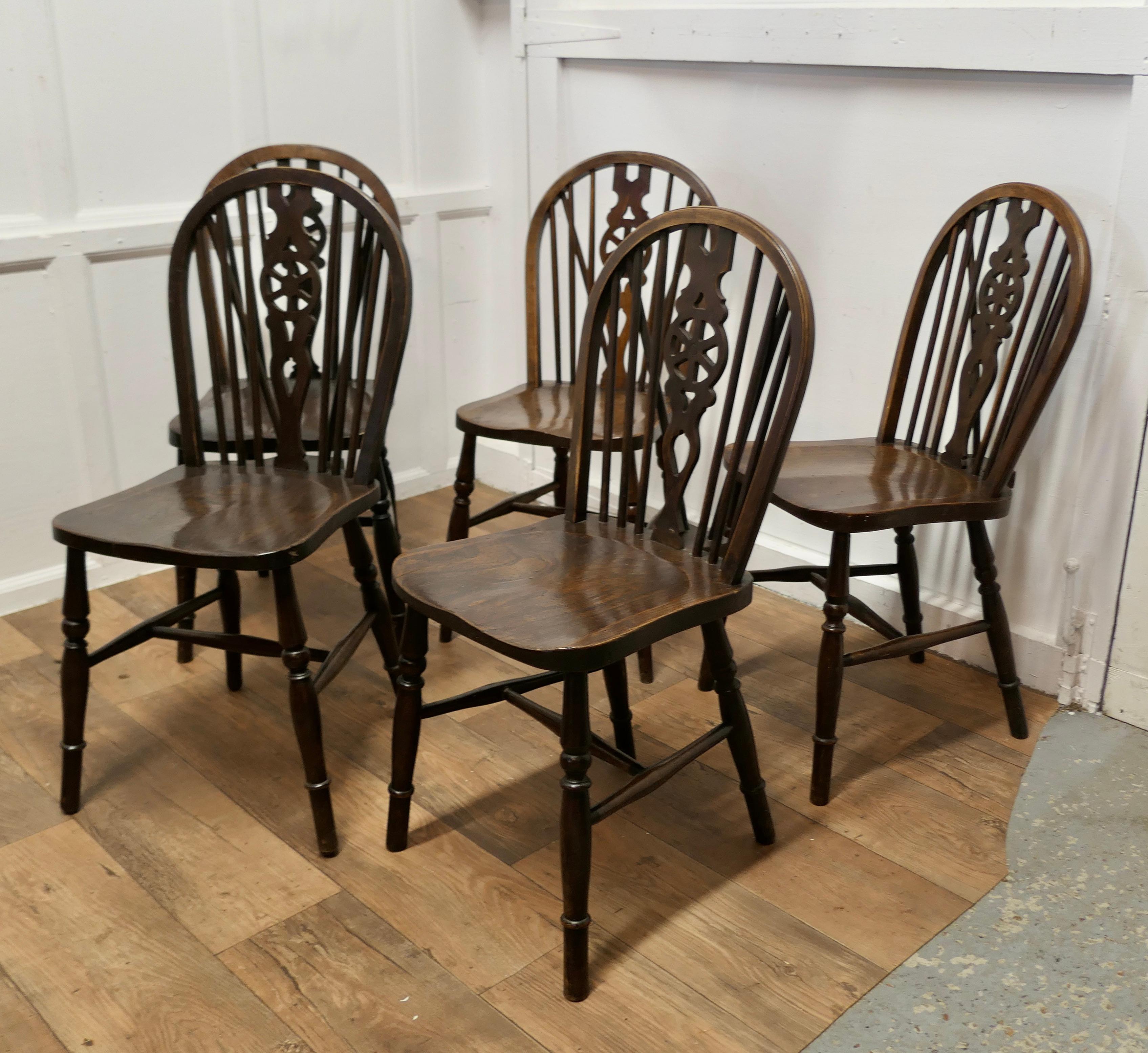 Harlequin Set of 5 Victorian Beech & Elm Wheel Back Windsor Kitchen Dining Chair In Good Condition In Chillerton, Isle of Wight