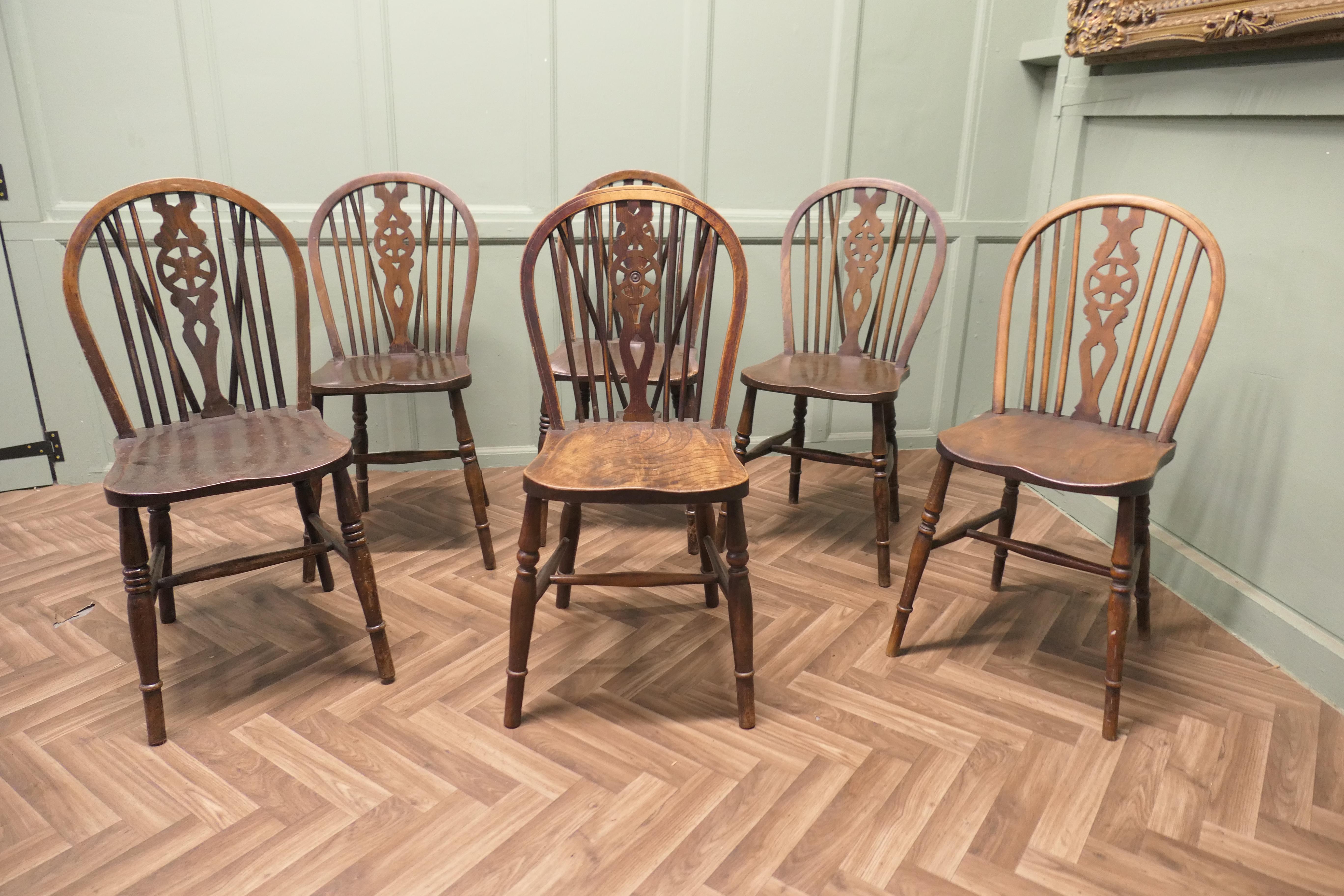 Harlequin Satz von 6 Buche & Elm Rad zurück Windsor Küche Esszimmerstühle

Die Stühle sind ein klassisches Design und traditionell gemacht sie haben Bügelrücken einige von ihnen haben einen Keil in der traditionellen Windsor-Stil, der Rücken Mitte