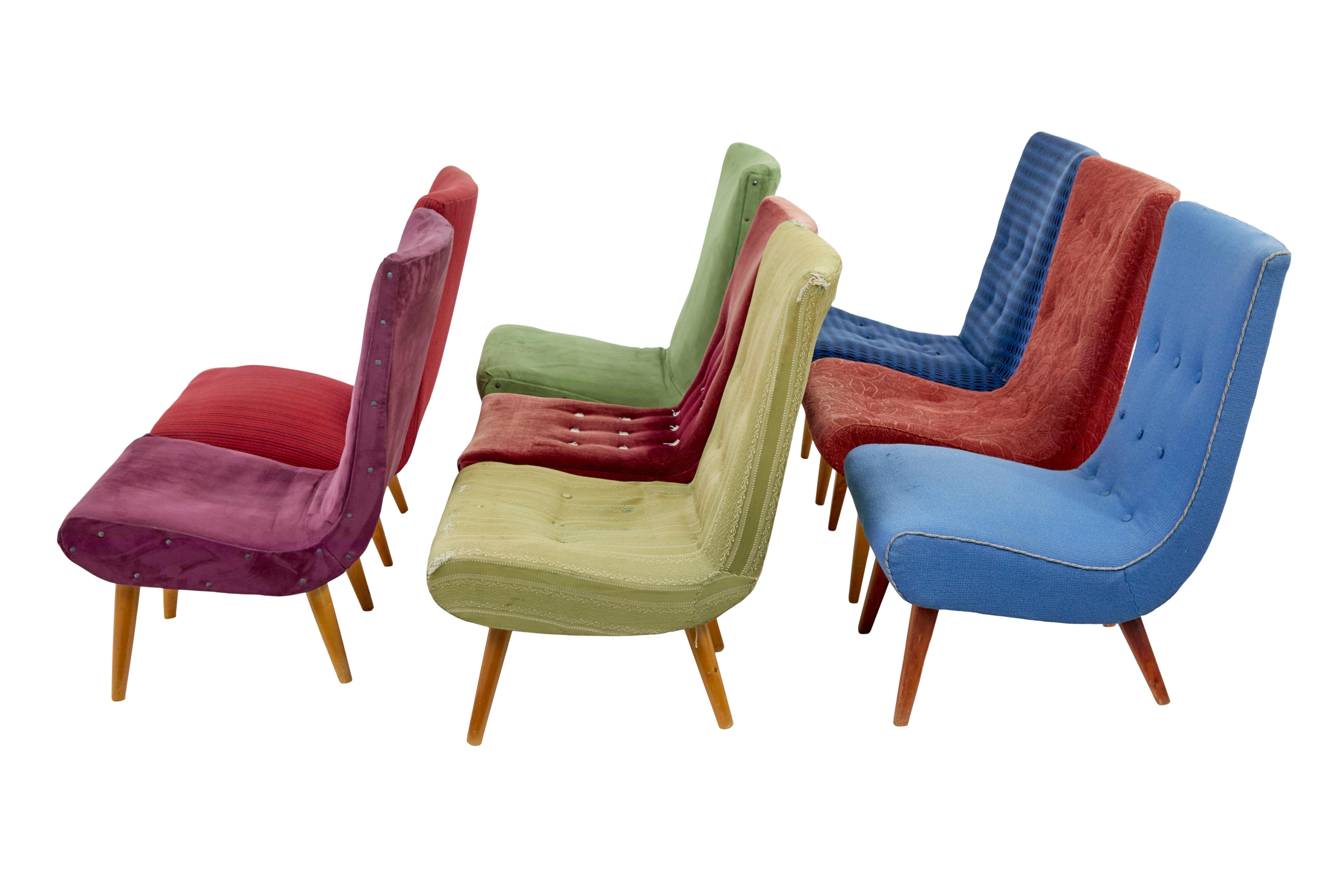 Sammlung von 8 skandinavischen Sesseln aus den 1960er Jahren.
Leichte Größenunterschiede, aber als Set gut geeignet.  Jede mit einer anderen Farbe und einer anderen Art von Stoff.

Ideal für den Einzelhandel, aber auch für den Hausgebrauch.

Alle