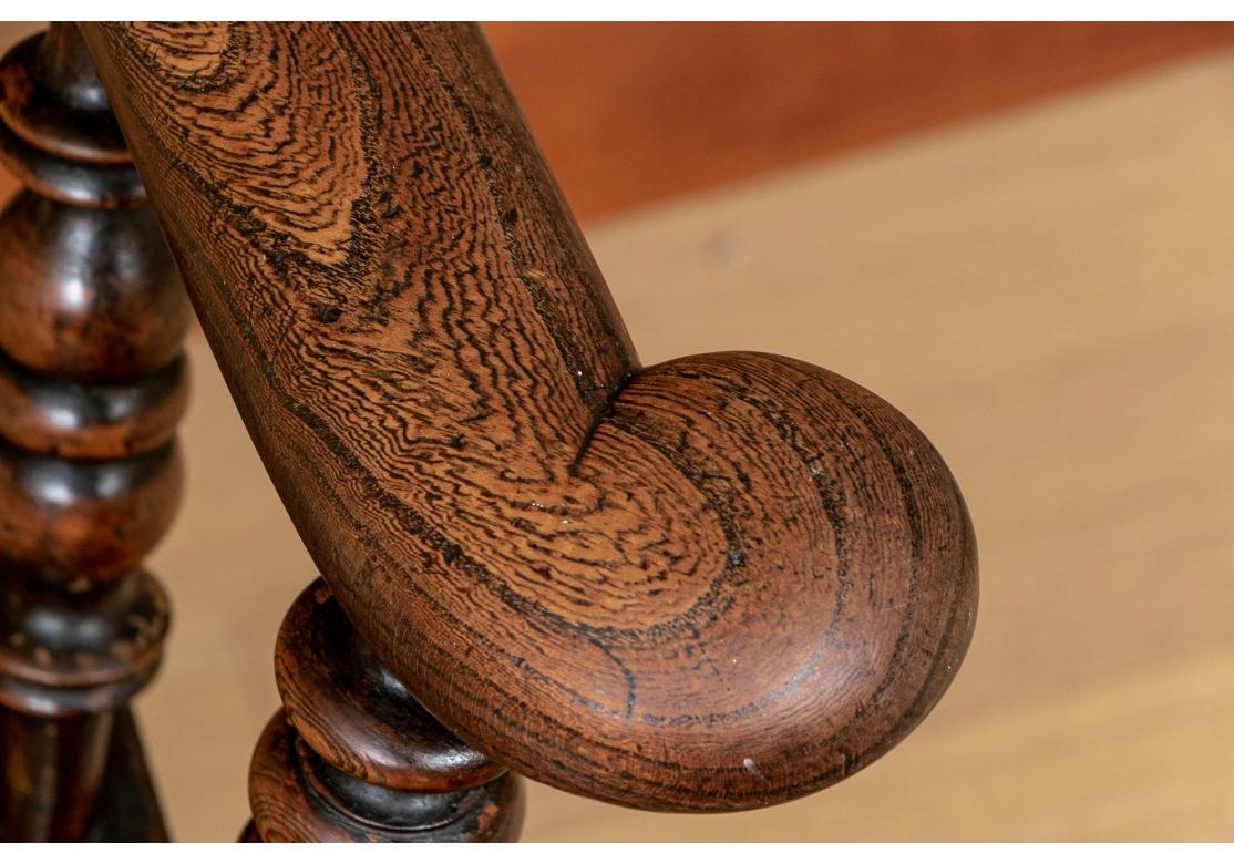 Un set accuratamente curato di otto Harlequin (chiaro/scuro)  sedie Windsor a bracci larghi e schienale alto con doppia H. H..  tutte, con schienali traforati leggermente diversi, diverse finiture complementari, tutte con sedili a sella sostenuti da