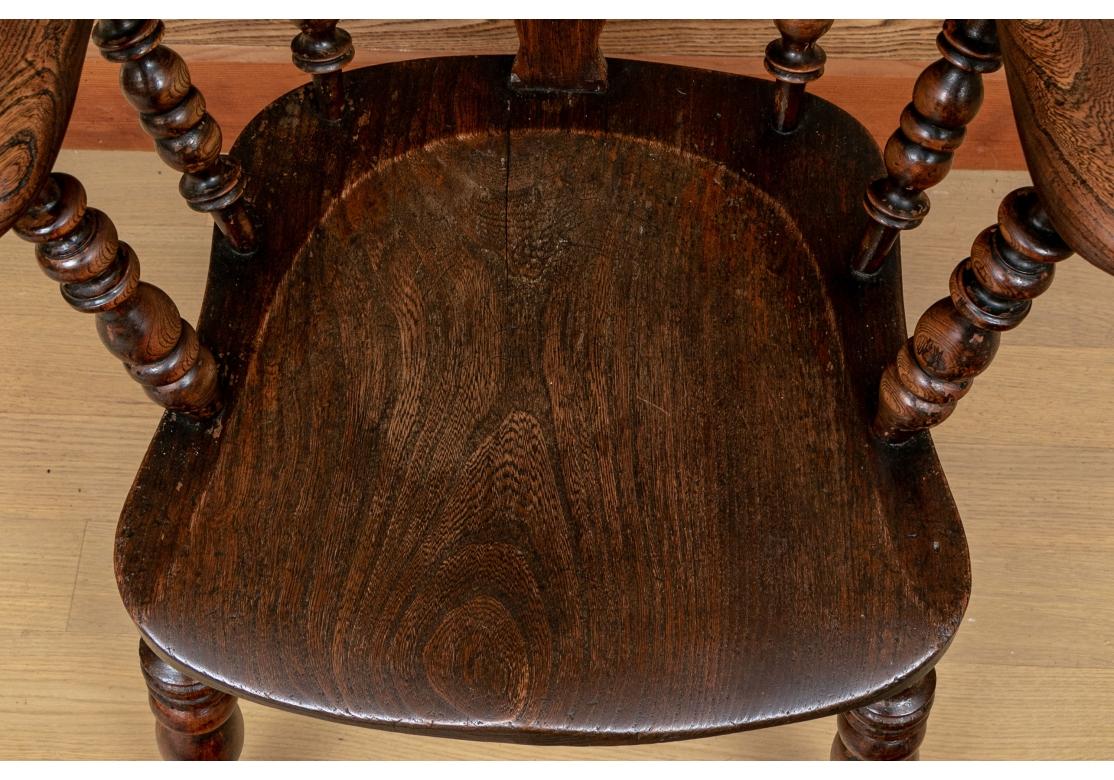 Country Harlequin Set di otto sedie Windsor a bracci larghi e schienale alto in vendita