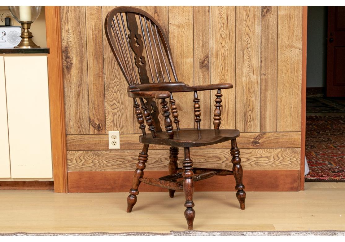 XIX secolo Harlequin Set di otto sedie Windsor a bracci larghi e schienale alto in vendita