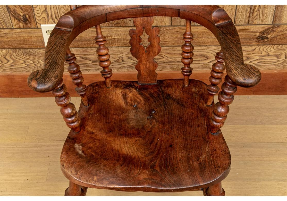 Legno Harlequin Set di otto sedie Windsor a bracci larghi e schienale alto in vendita