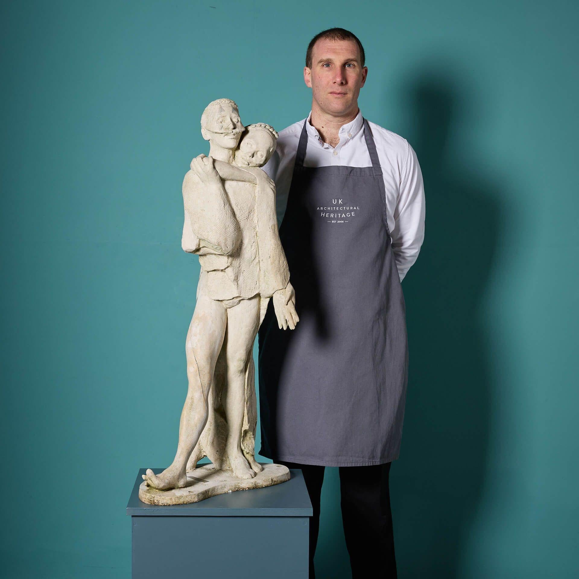 Eine große figurative Skulptur des bekannten britischen Bildhauers John W. Mills, die die beiden Tänzer Harlekin und Columbine darstellt. Dieses Modell gehört zur Serie 