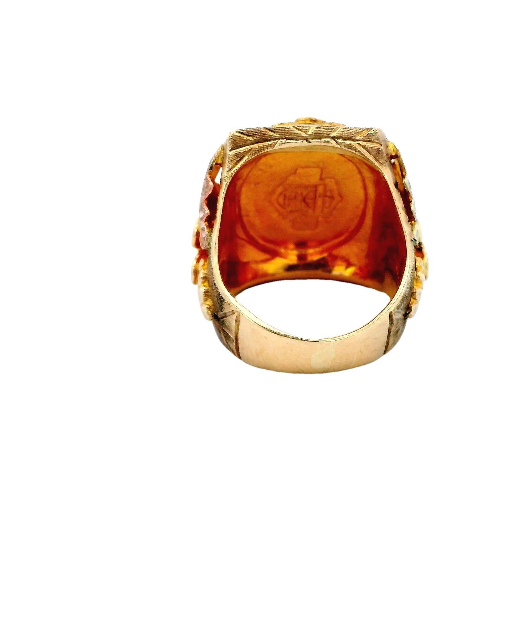 Une bague caractéristique de Davidson datant de 1990.

Cette magnifique bague en or 10k présente un design audacieux avec le logo emblématique de Davidson bien en évidence. L'emblème se détache sur un fond texturé, orné de motifs complexes de
