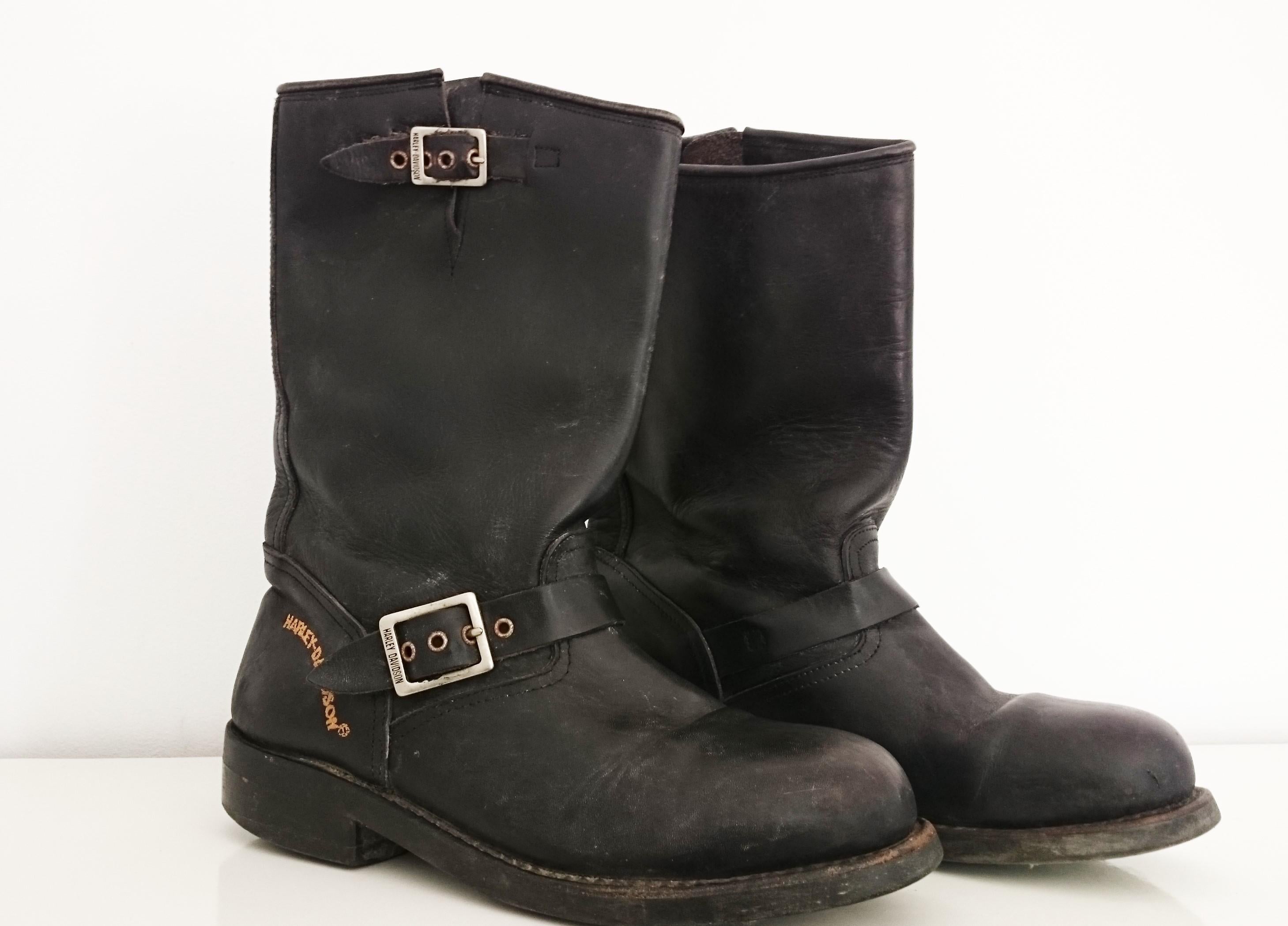 HARLEY DAVIDSON Black Leather Boots. 
Conditions: Used, but still in good condition for further use.
Height: 31 cm
Size 8 (UK)
Made in the USA