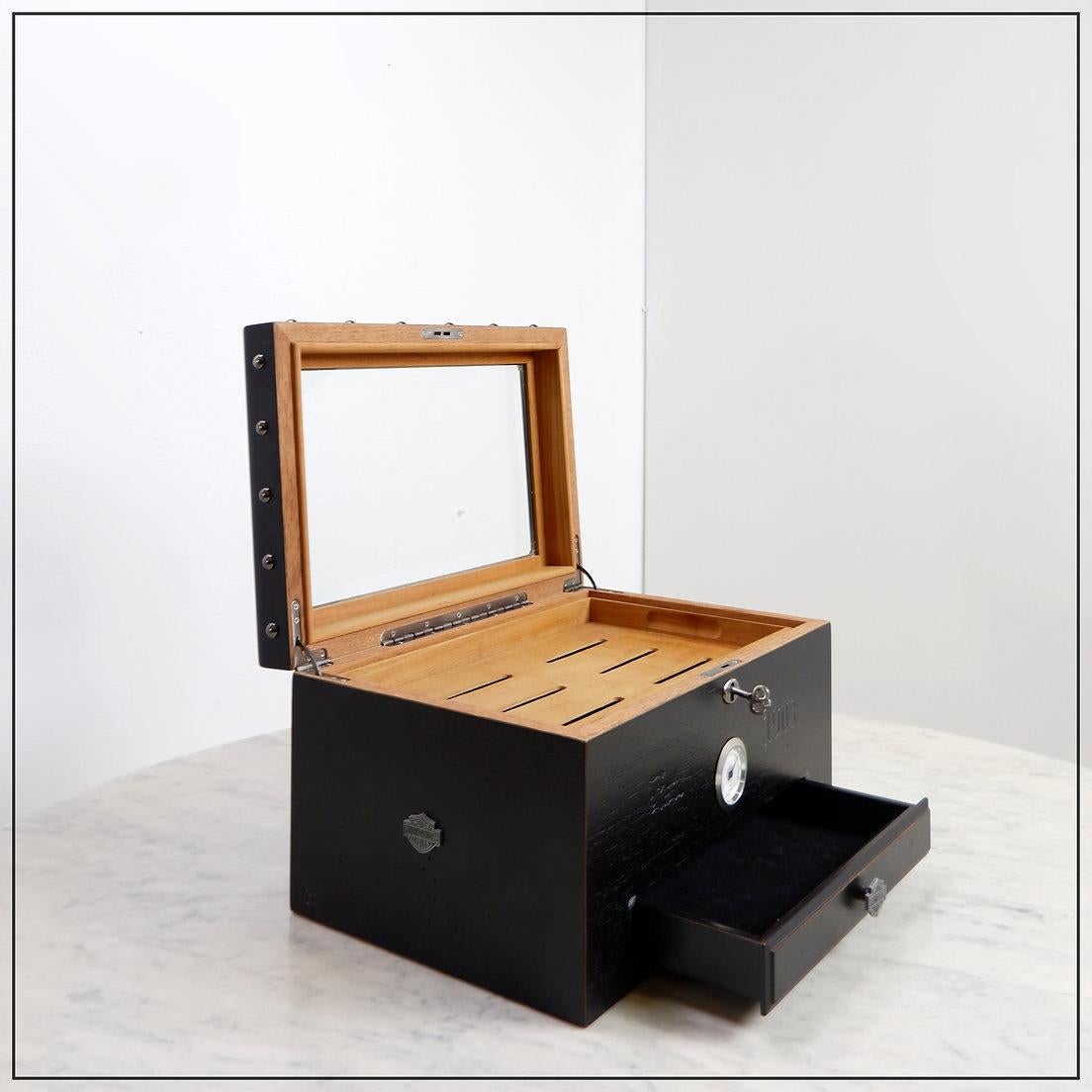 Humidificador Harley Davidson
Caballero - Madera de cedro - Cigarros
Medidas : 38x24,5cm H:21cm 
 