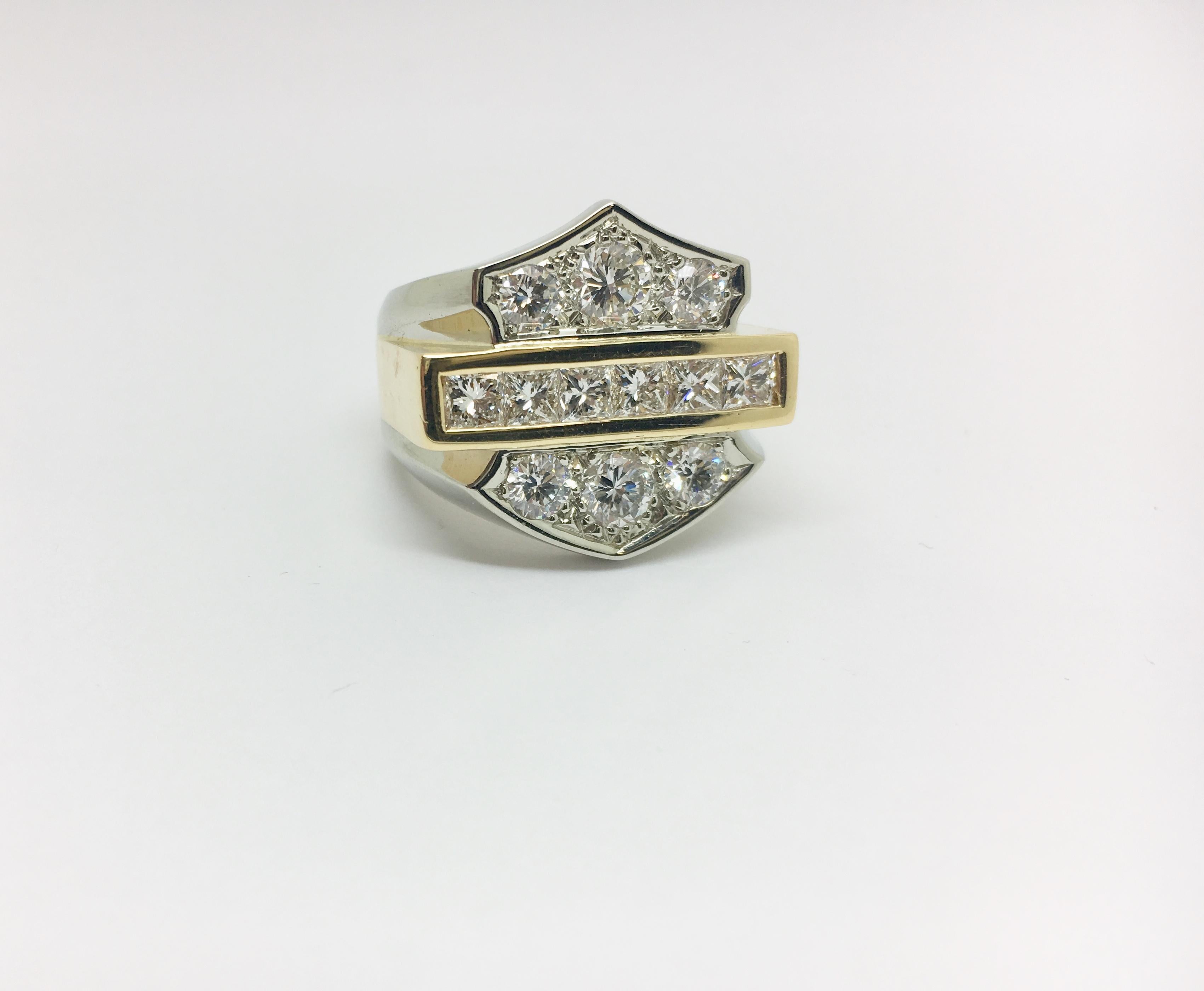 Ein vom Harley Davidson Stil inspirierter Ring aus 18kt Weiß- und Gelbgold mit Diamanten. Die runden Diamanten in diesem Ring haben ein Gesamtgewicht von ca. 1,64 Karat (VS2-SI), die Prinzessinnen-Diamanten haben ein Gesamtgewicht von  etwa 1,31