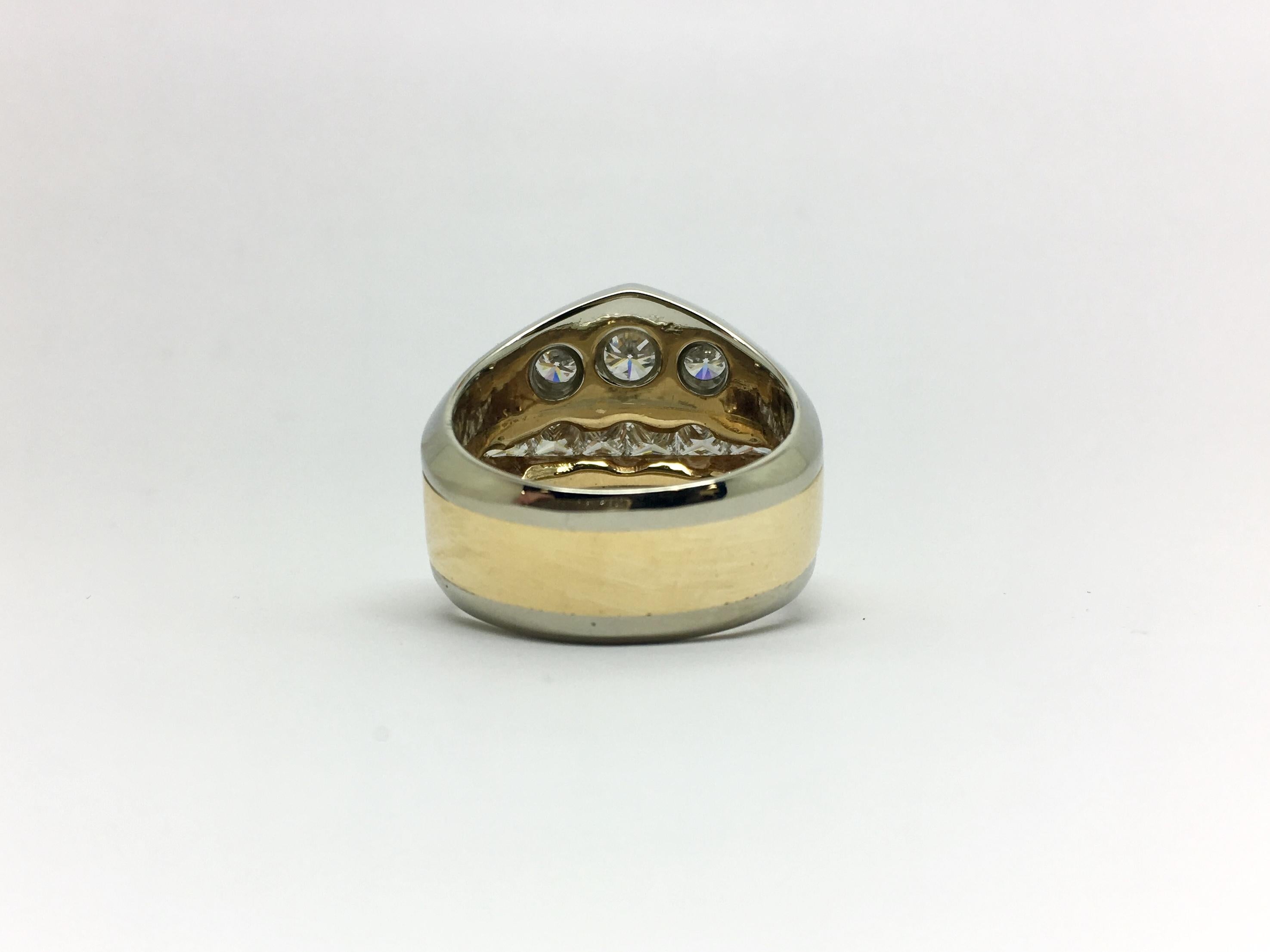 Harley Davidson inspirierter Ring aus 18 Karat Gold mit Diamanten (Carréschliff) im Angebot
