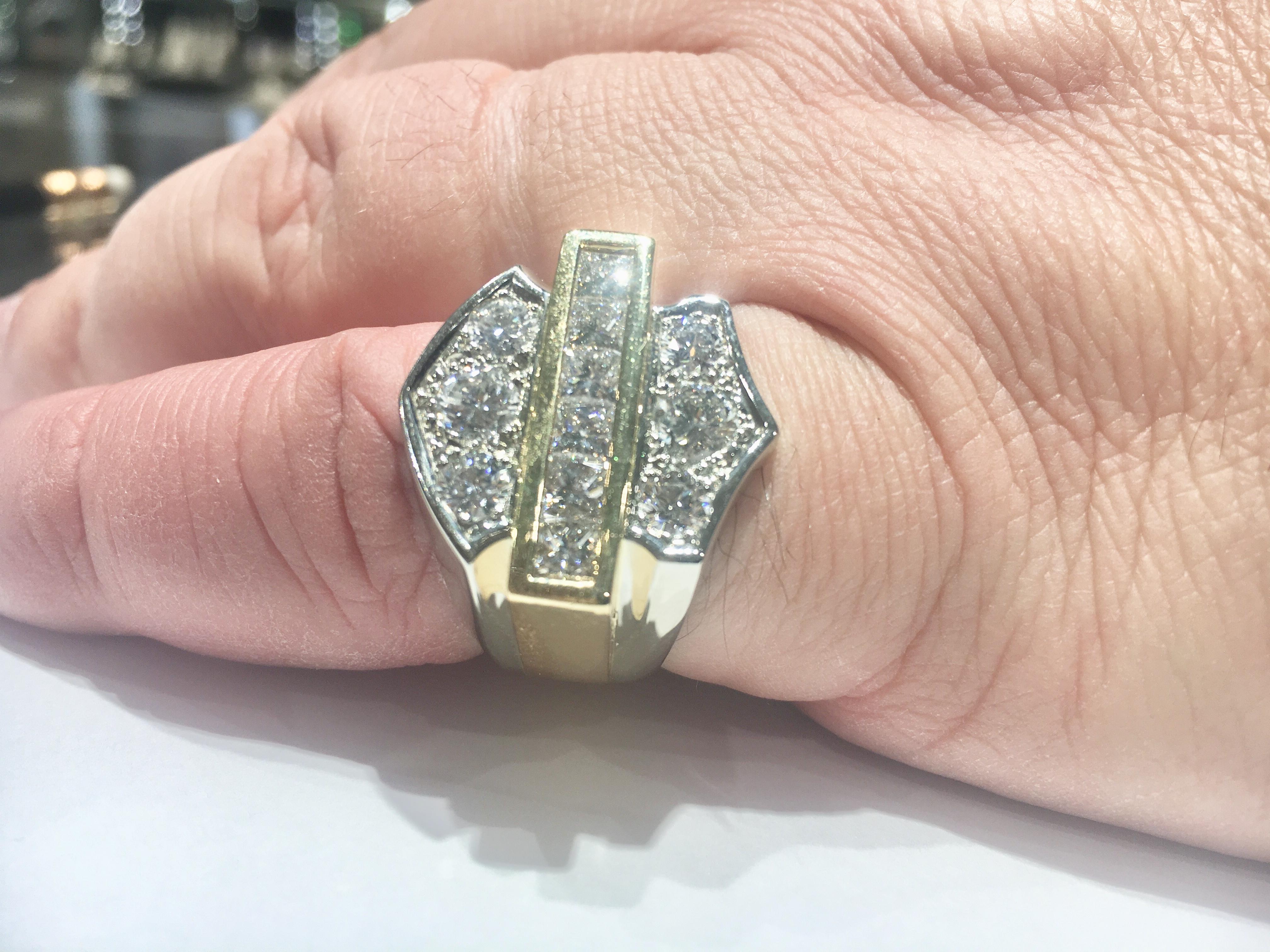 Harley Davidson inspirierter Ring aus 18 Karat Gold mit Diamanten im Angebot 3