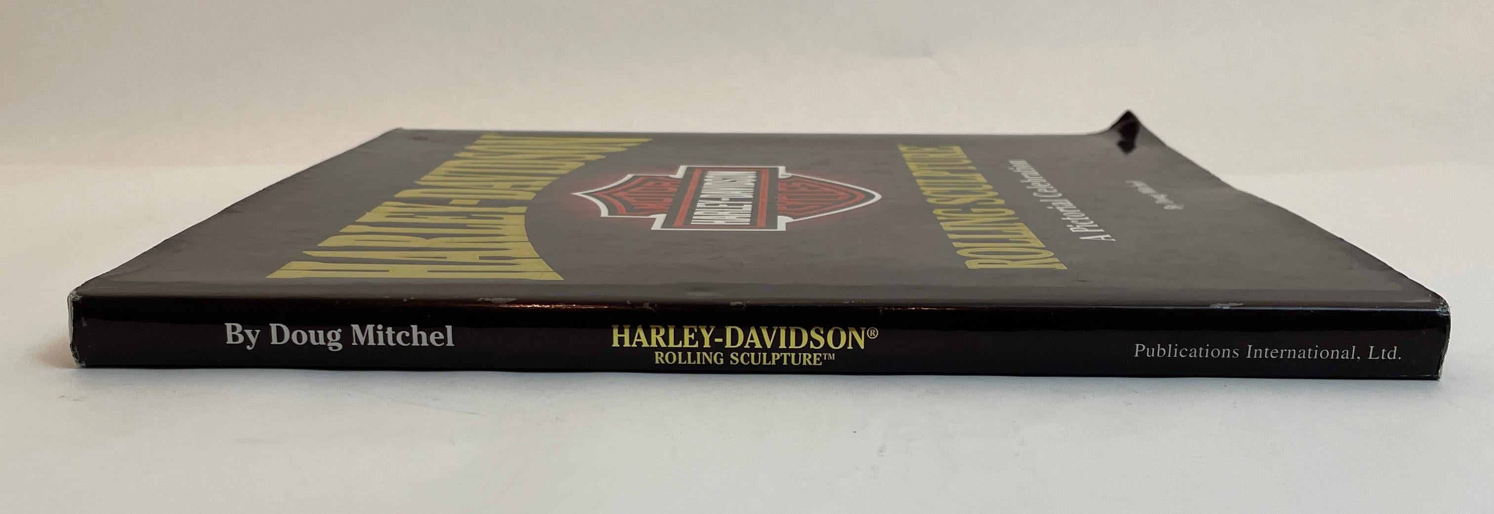 Harley-Davidson Rolling Sculpture Livre à couverture rigide de Doug Mitchel.
Publications Internationales, Limited, 1998 - 144 pages.
Une célébration en images des 95 premières années. Ce volume spécial commémore le 95e anniversaire de la société
