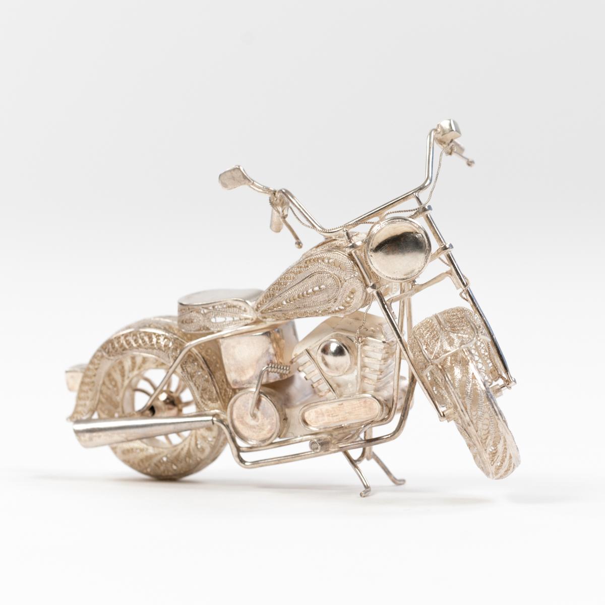 This sculpture in 925 silver of a Harley Davidson is a true masterpiece of filigree technique.
Filigree comes from the Latin and consists of 2 words filum (thread) and granum (grain).
With the filigree technique, jewelry and objects are made from