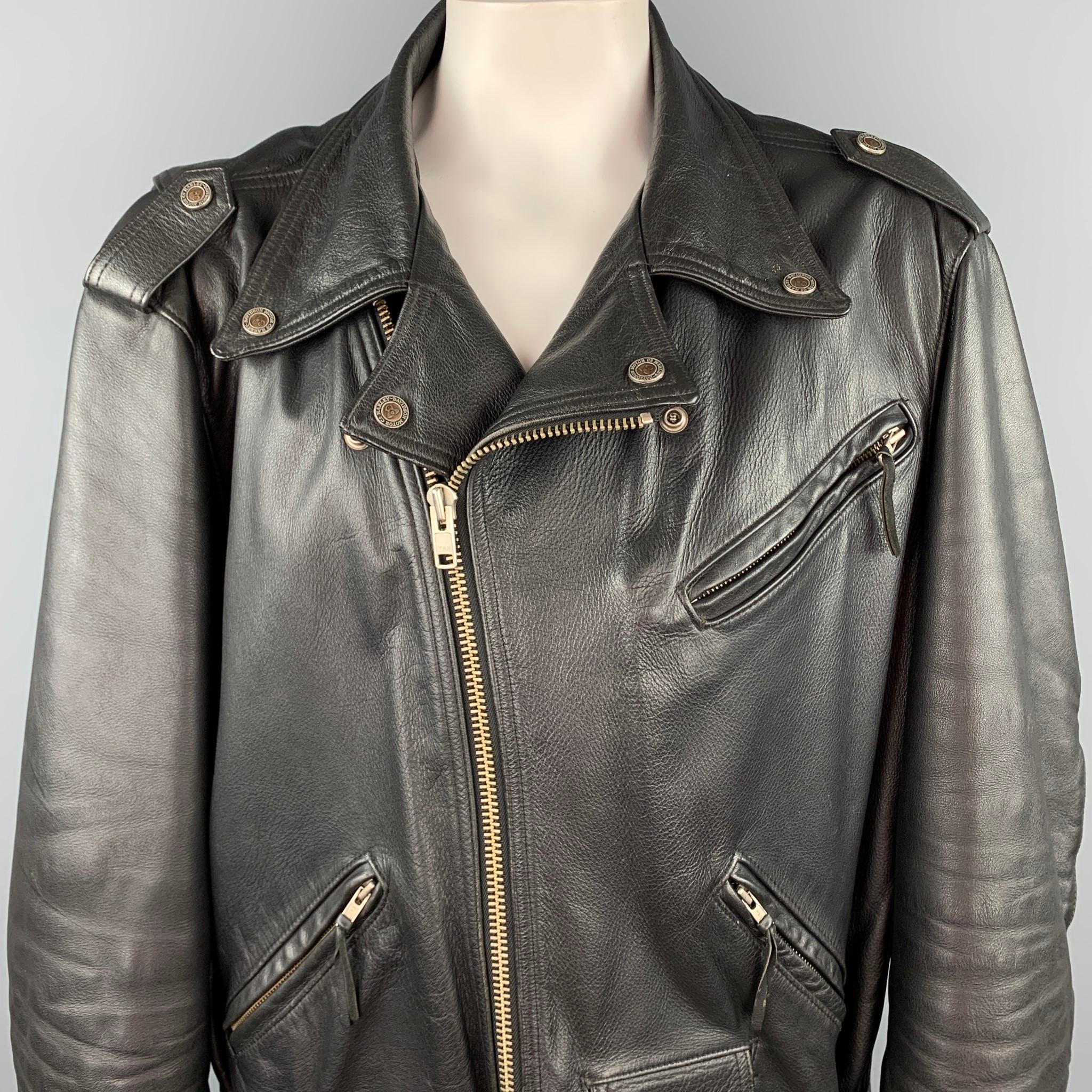 HARLEY DAVIDSON jacket comes in a black leather with a quilted liner featuring a motorcycle style, epaulettes, belted, front pockets, zipper sleeves, and a zip up closure.

Good Pre-Owned Condition.
Marked: XXL

Measurements:

Shoulder: 24