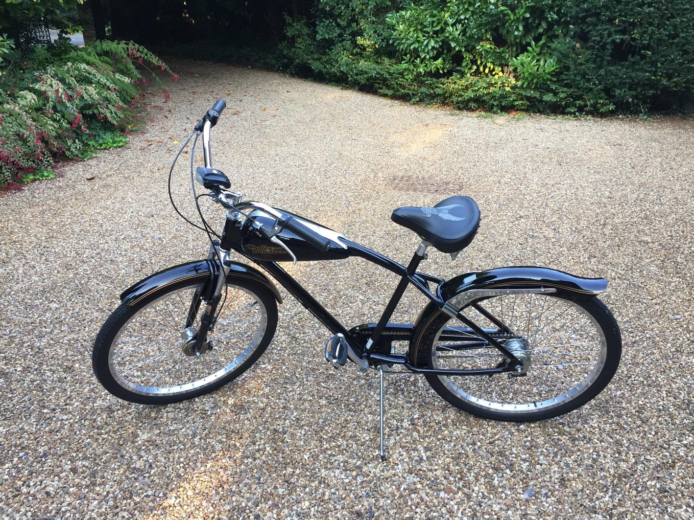 A rare example of the limited edition Harley Davidson Velo Glide in black.
Made by GT Bicycles for the 95th Anniversary of Harley Davidson.
The Velo Glide is built on a chrome-moly steel frame. The backbone between the seat and steering head is
