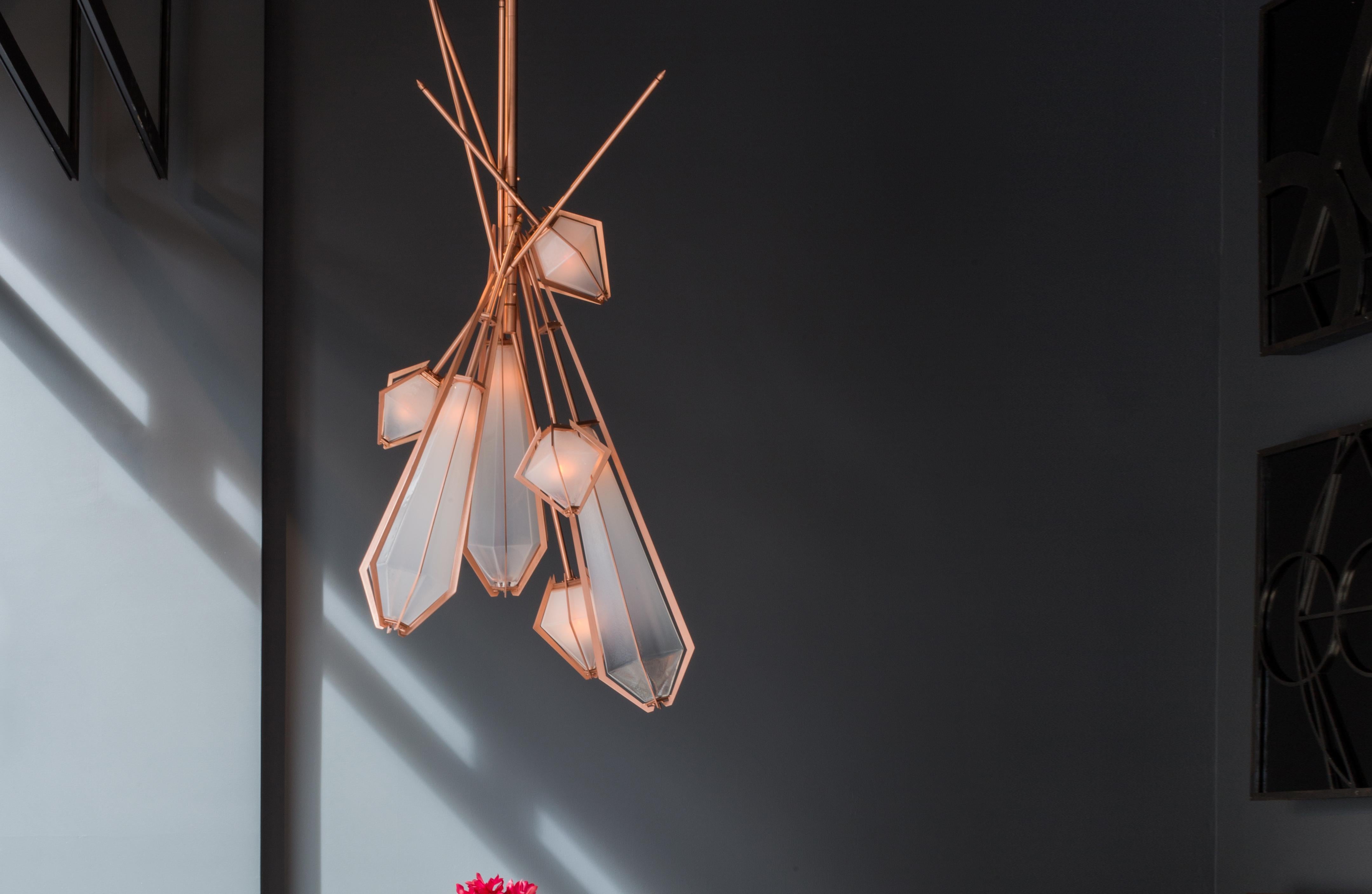 A veritable showstopper, the Harlow series offers an elegant starburst of light that reflects and refracts through its mold-blown glass shade. A sparkling prism, the Harlow is directly inspired by the world of jewelry with its metallic frame