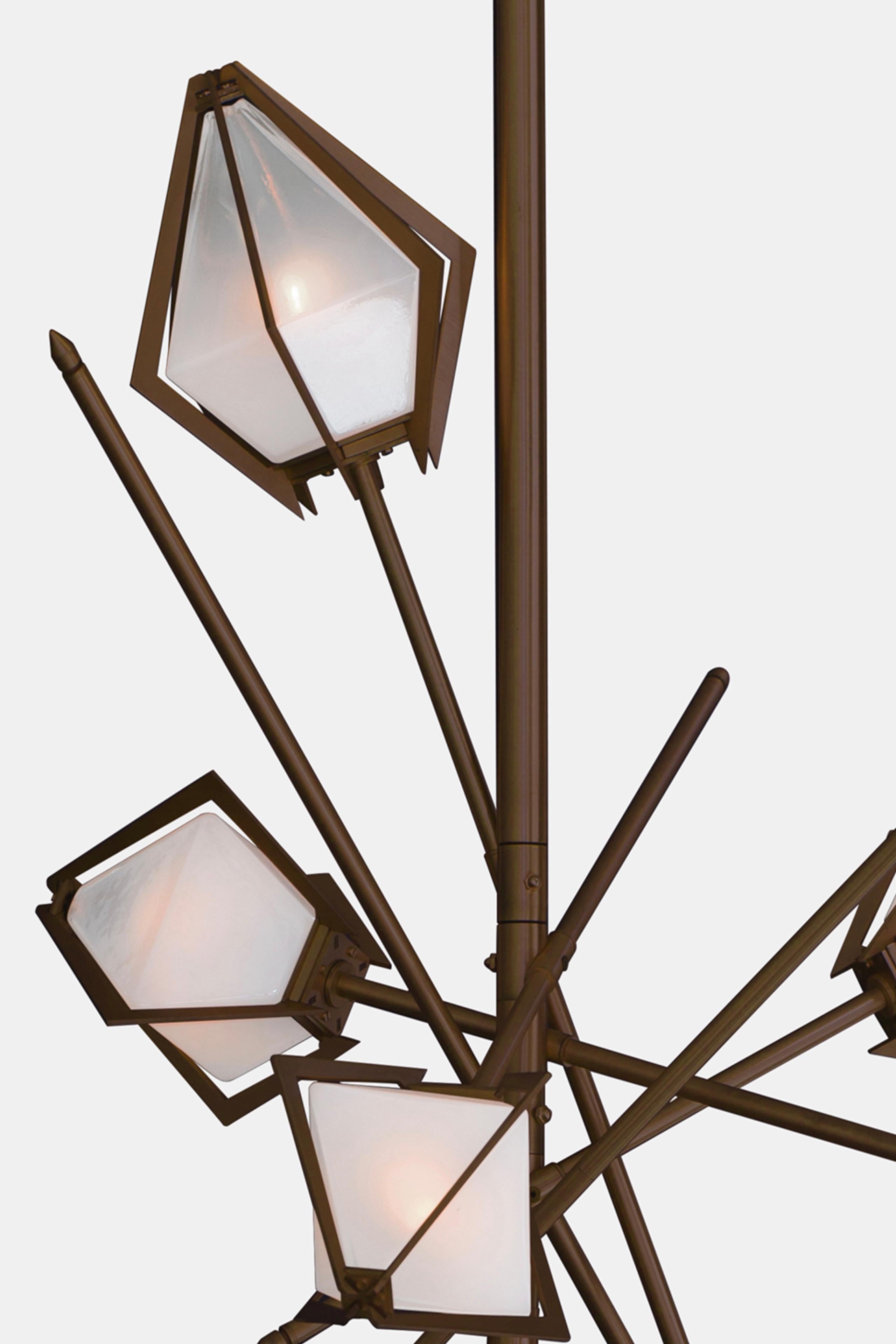 Der Harlow Small Chandelier bietet einen eleganten Sternenhimmel, der das Licht durch seinen Schirm aus mundgeblasenem Glas reflektiert und bricht. Der Harlow Small Chandelier ist ein funkelndes Prisma, das direkt von der Welt des Schmucks