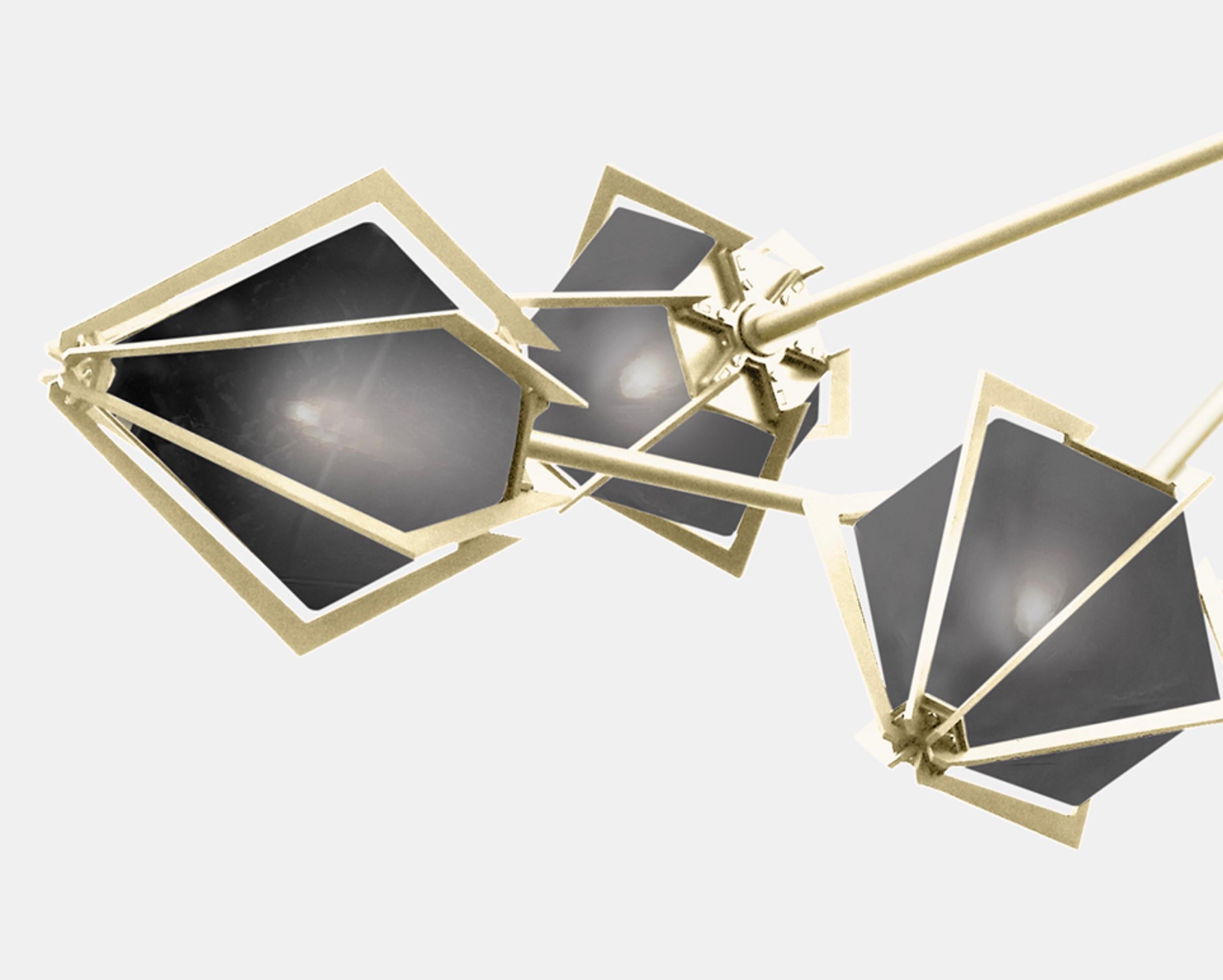 Der Harlow Spoke Chandelier Small bietet einen eleganten Sternenhimmel, der durch seinen Schirm aus mundgeblasenem Glas reflektiert und gebrochen wird. Der Harlow Spoke Chandelier Small ist ein funkelndes Prisma, das direkt von der Welt des Schmucks
