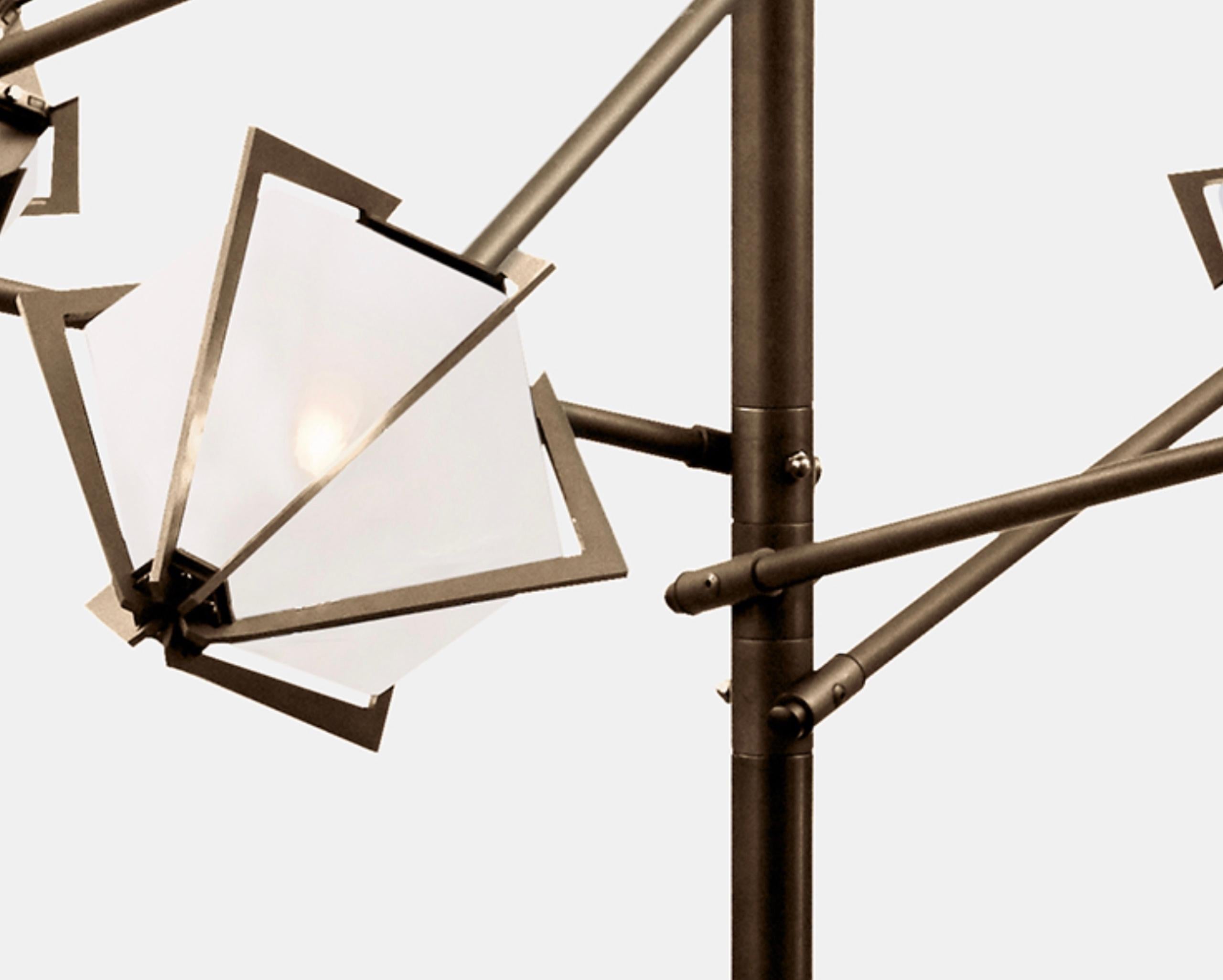 Der Harlow Spoke Chandelier Small bietet einen eleganten Sternenhimmel, der durch seinen Schirm aus mundgeblasenem Glas reflektiert und gebrochen wird. Der Harlow Spoke Chandelier Small ist ein funkelndes Prisma, das direkt von der Welt des Schmucks