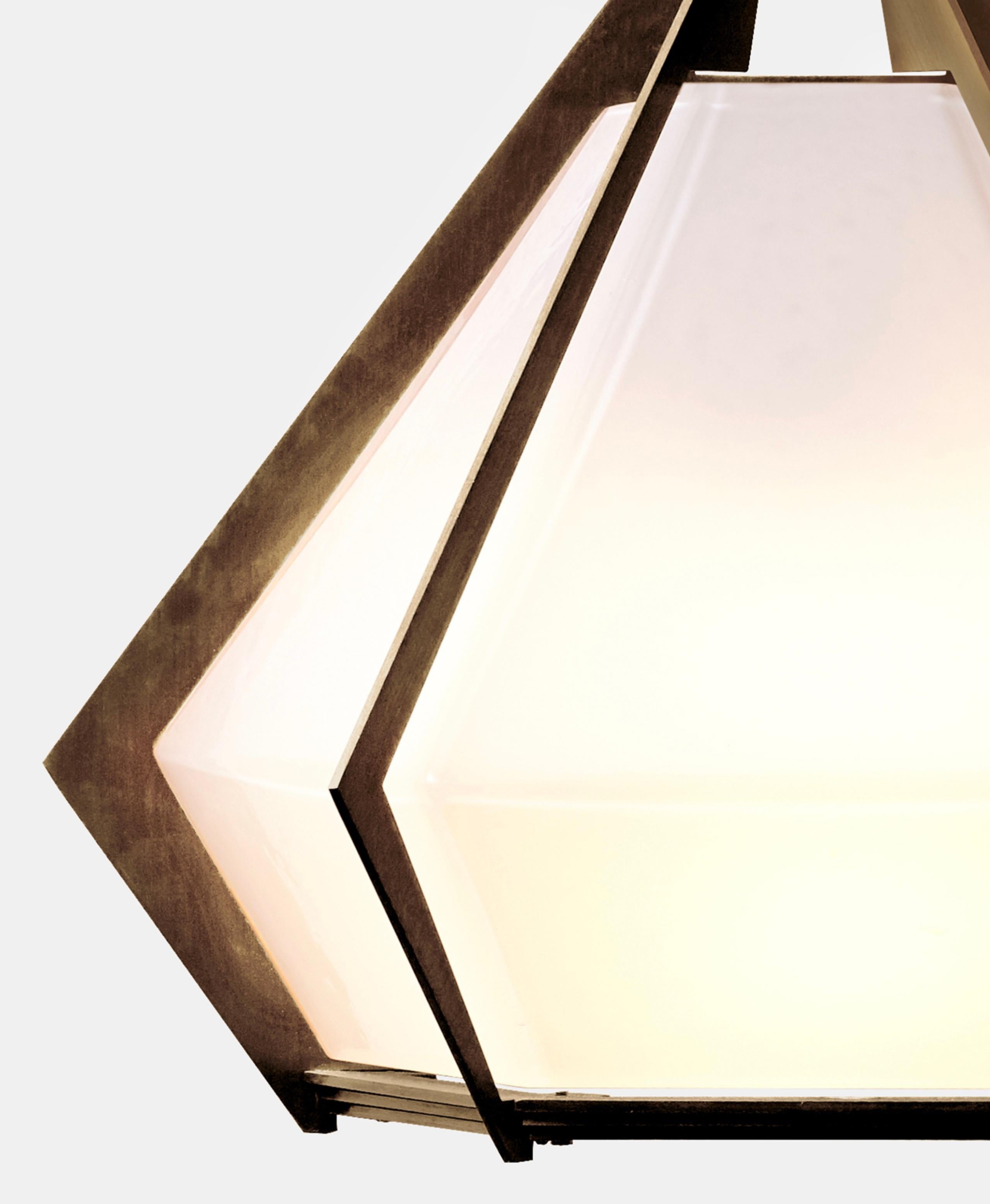 Die Harlow Wall Sconce bietet einen eleganten Sternenhimmel, der durch den Schirm aus mundgeblasenem Glas reflektiert und gebrochen wird. Die Wandleuchte Harlow ist ein funkelndes Prisma, das direkt von der Welt des Schmucks inspiriert ist. Der