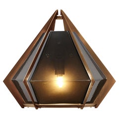 Harlow-Wandleuchter aus satinierter Bronze und rauchgrauem Glas