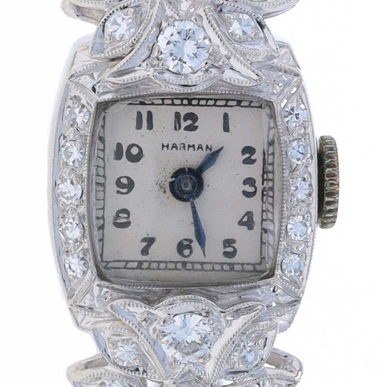 Marke: Harman
Uhrwerk: Mechanisch
Epoche: Art Deco
Datum: 1920er - 1930er Jahre

Metallgehalt: Platin

Informationen zu Stein
Natürliche Diamanten
Karat(e): 2.06ctw
Schliff: Single & Round Brilliant (größere Steine)
Farbe: G - H
Reinheit: VS1 -