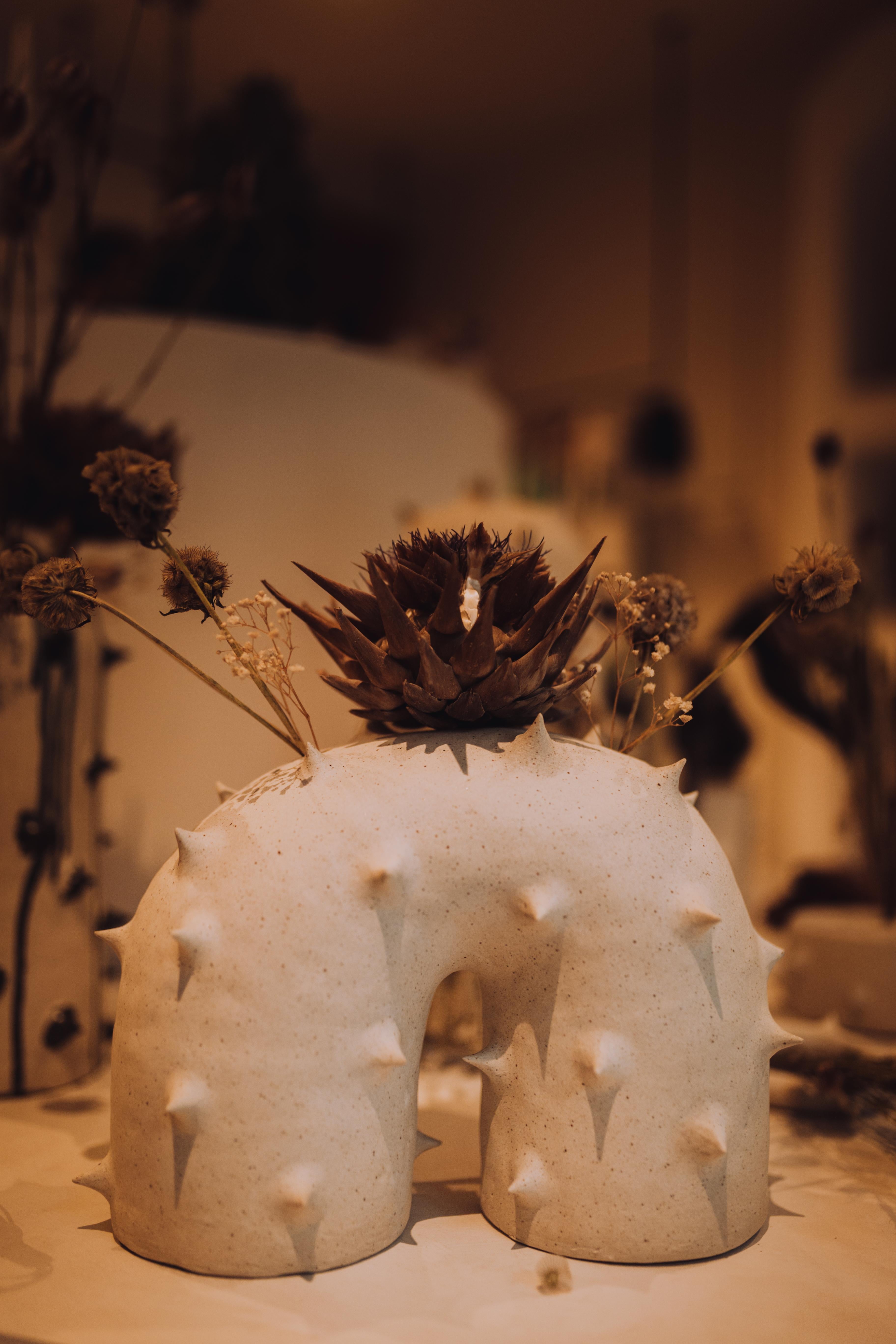 Spagnolo Portafiori in ceramica Harmfull di Alina Rotzinger in vendita