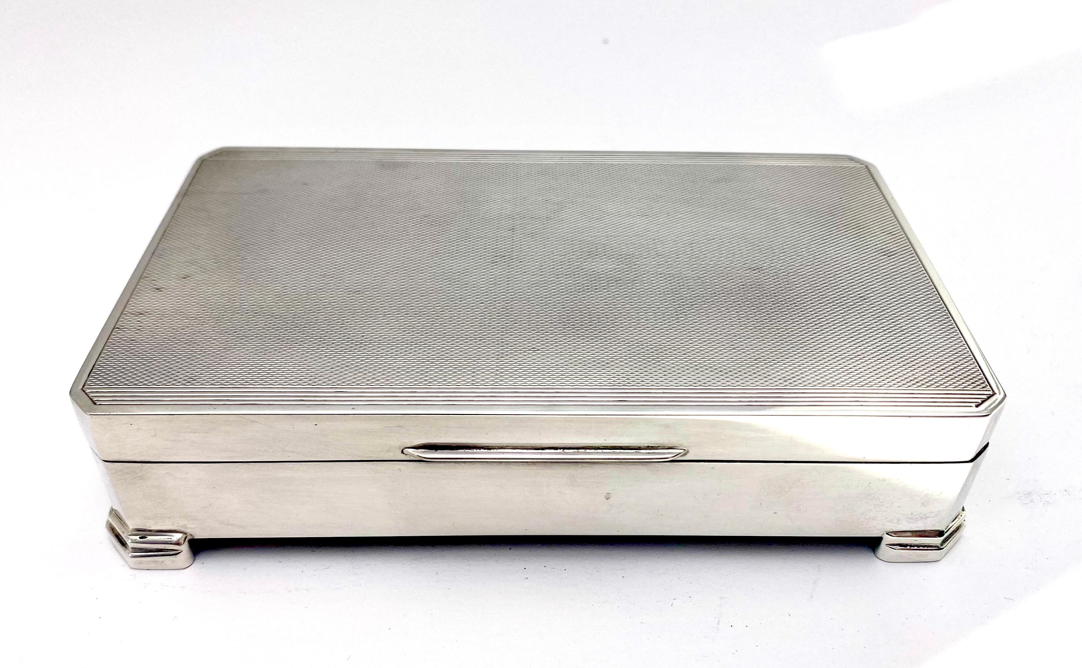 An exceptional, fine and impressive vintage English sterling silver cigarette or jewelry box with embellished engine turned decoration.
This exceptional vintage Elizabeth II silver box has a plain rectangular form and is fitted with the original